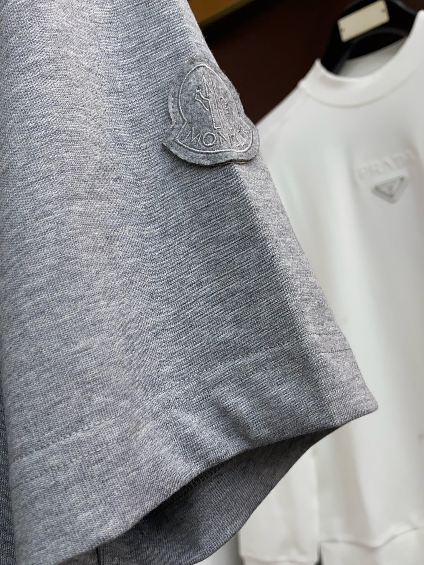 蒙口 26SS早春短袖T恤甄选软糯亲肤100支丝光棉面料制成，标准版圆领短袖裁剪，更适合日常穿着。简约不