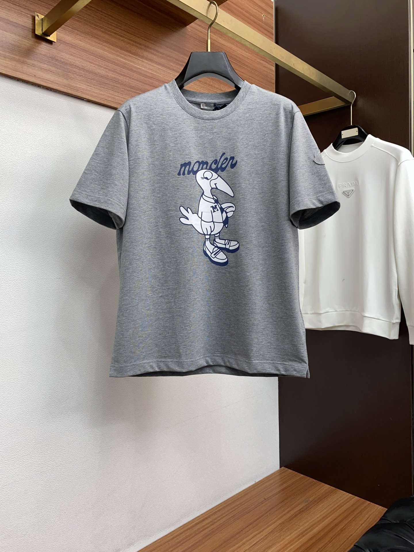 蒙口 26SS早春短袖T恤甄选软糯亲肤100支丝光棉面料制成，标准版圆领短袖裁剪，更适合日常穿着。简约不