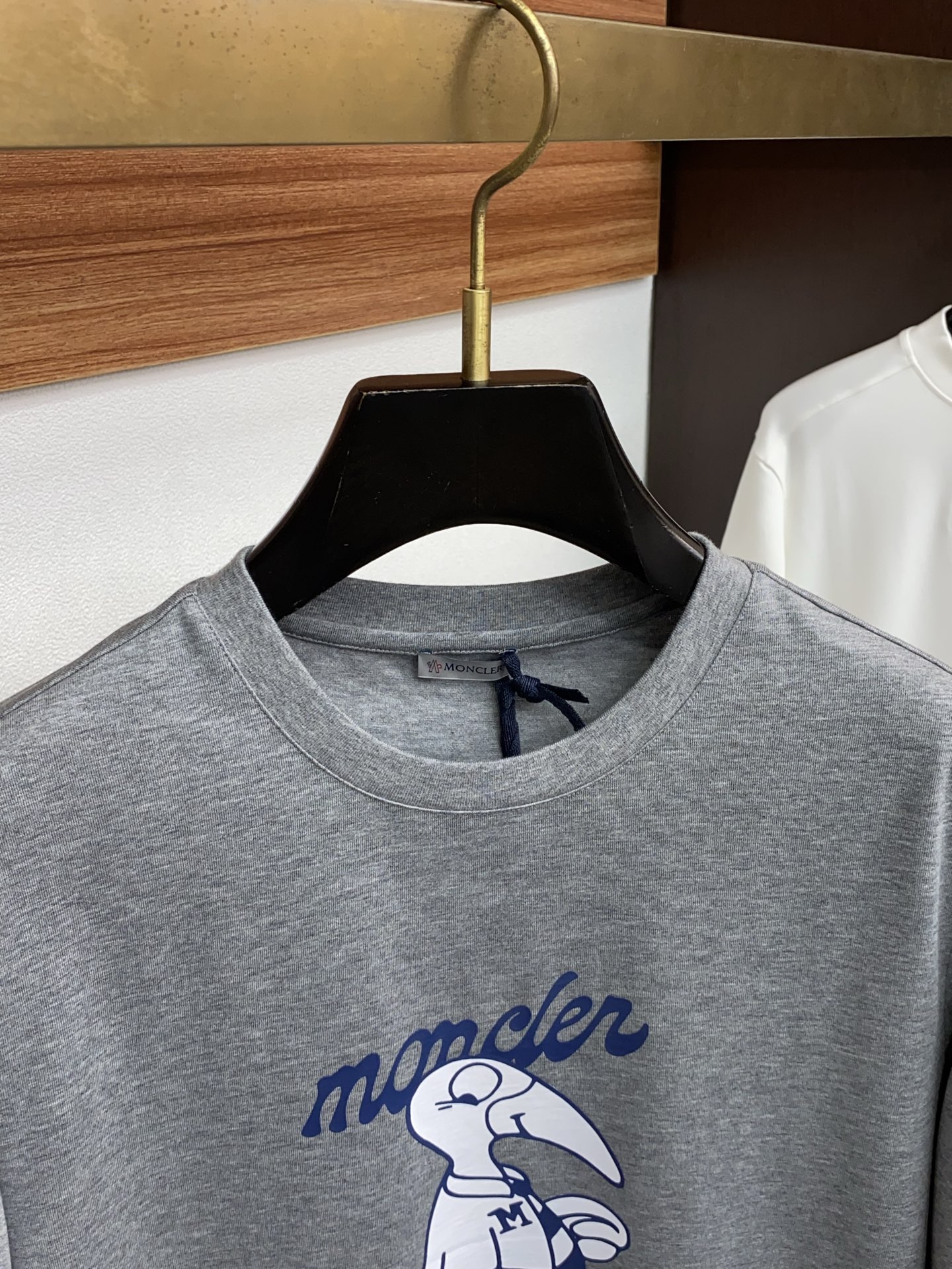 蒙口 26SS早春短袖T恤甄选软糯亲肤100支丝光棉面料制成，标准版圆领短袖裁剪，更适合日常穿着。简约不