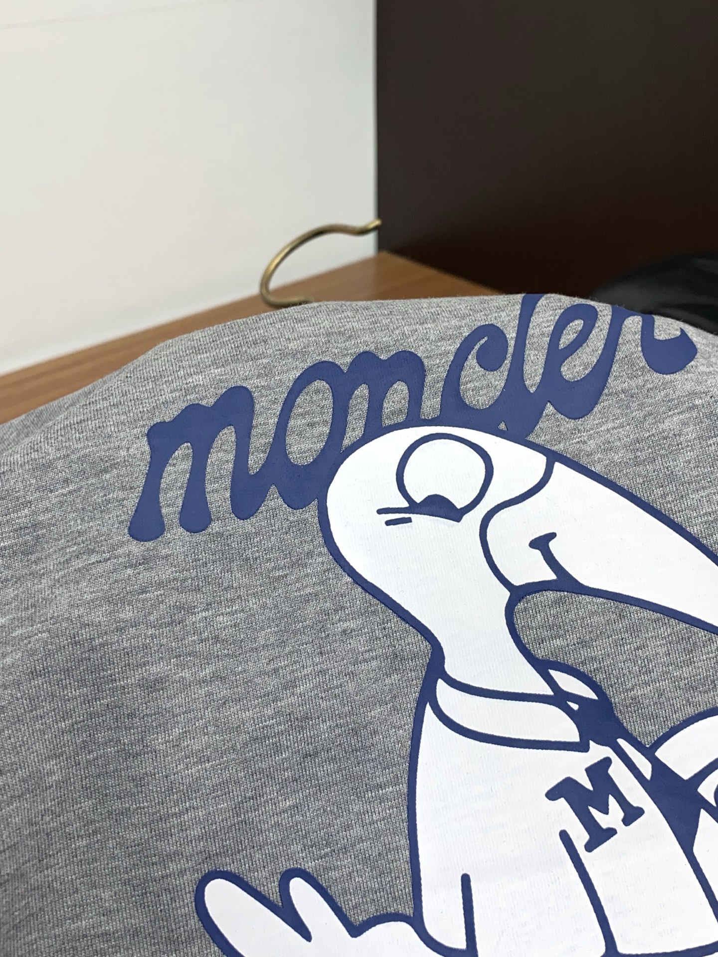 蒙口 26SS早春短袖T恤甄选软糯亲肤100支丝光棉面料制成，标准版圆领短袖裁剪，更适合日常穿着。简约不