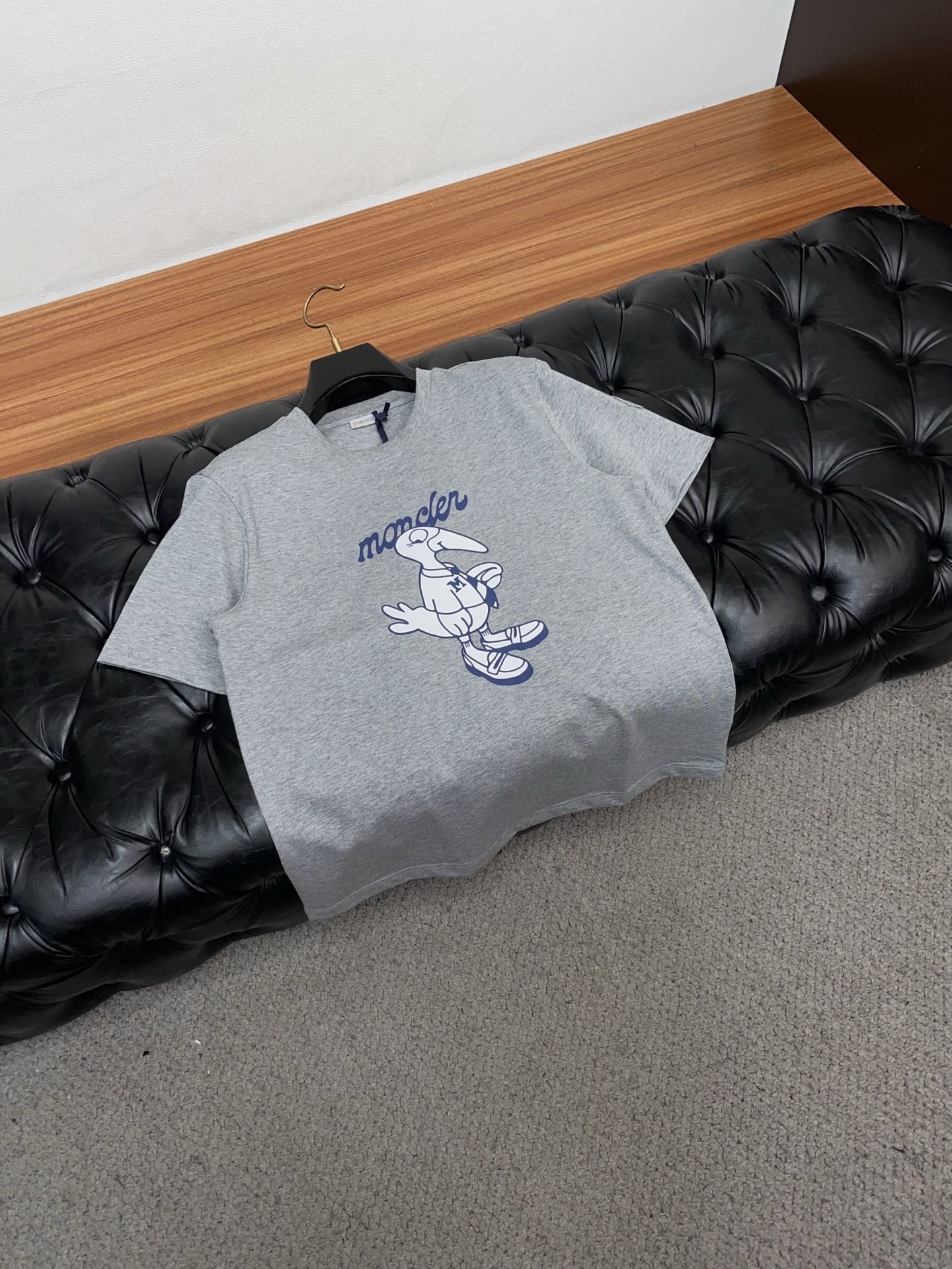 蒙口 26SS早春短袖T恤甄选软糯亲肤100支丝光棉面料制成，标准版圆领短袖裁剪，更适合日常穿着。简约不