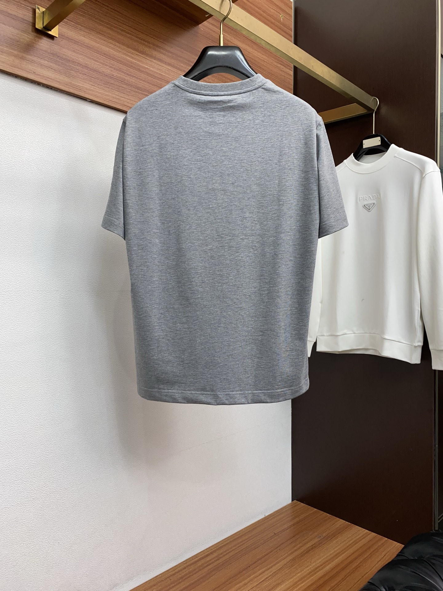 蒙口 26SS早春短袖T恤甄选软糯亲肤100支丝光棉面料制成，标准版圆领短袖裁剪，更适合日常穿着。简约不