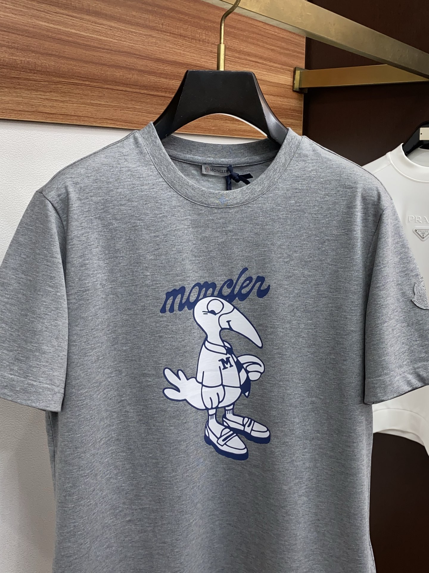 蒙口 26SS早春短袖T恤甄选软糯亲肤100支丝光棉面料制成，标准版圆领短袖裁剪，更适合日常穿着。简约不