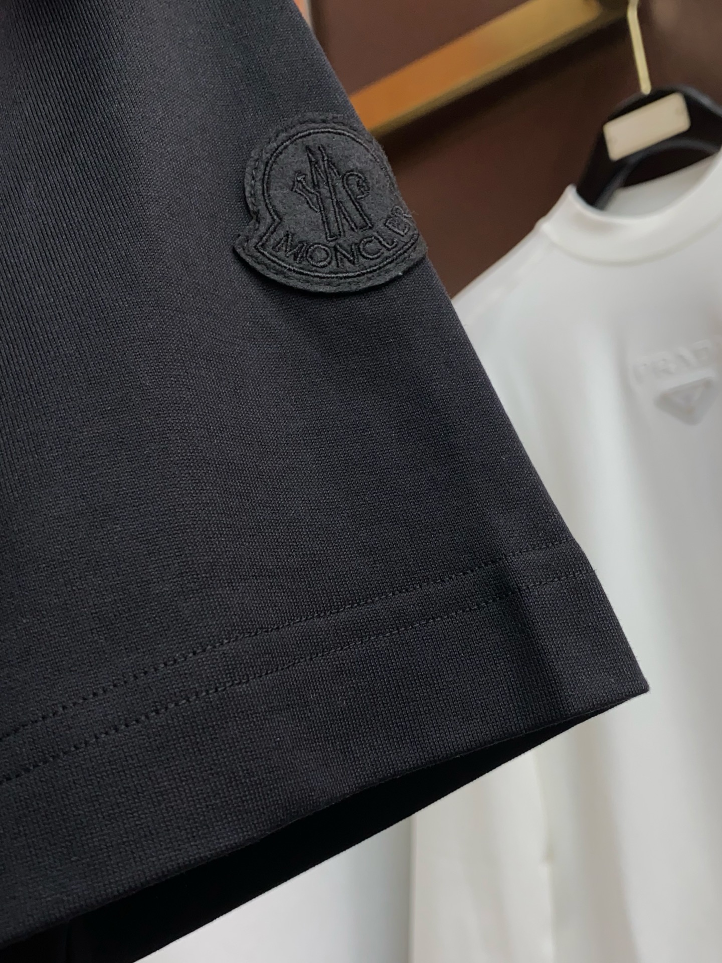 蒙口 26SS早春短袖T恤甄选软糯亲肤100支丝光棉面料制成，标准版圆领短袖裁剪，更适合日常穿着。简约不