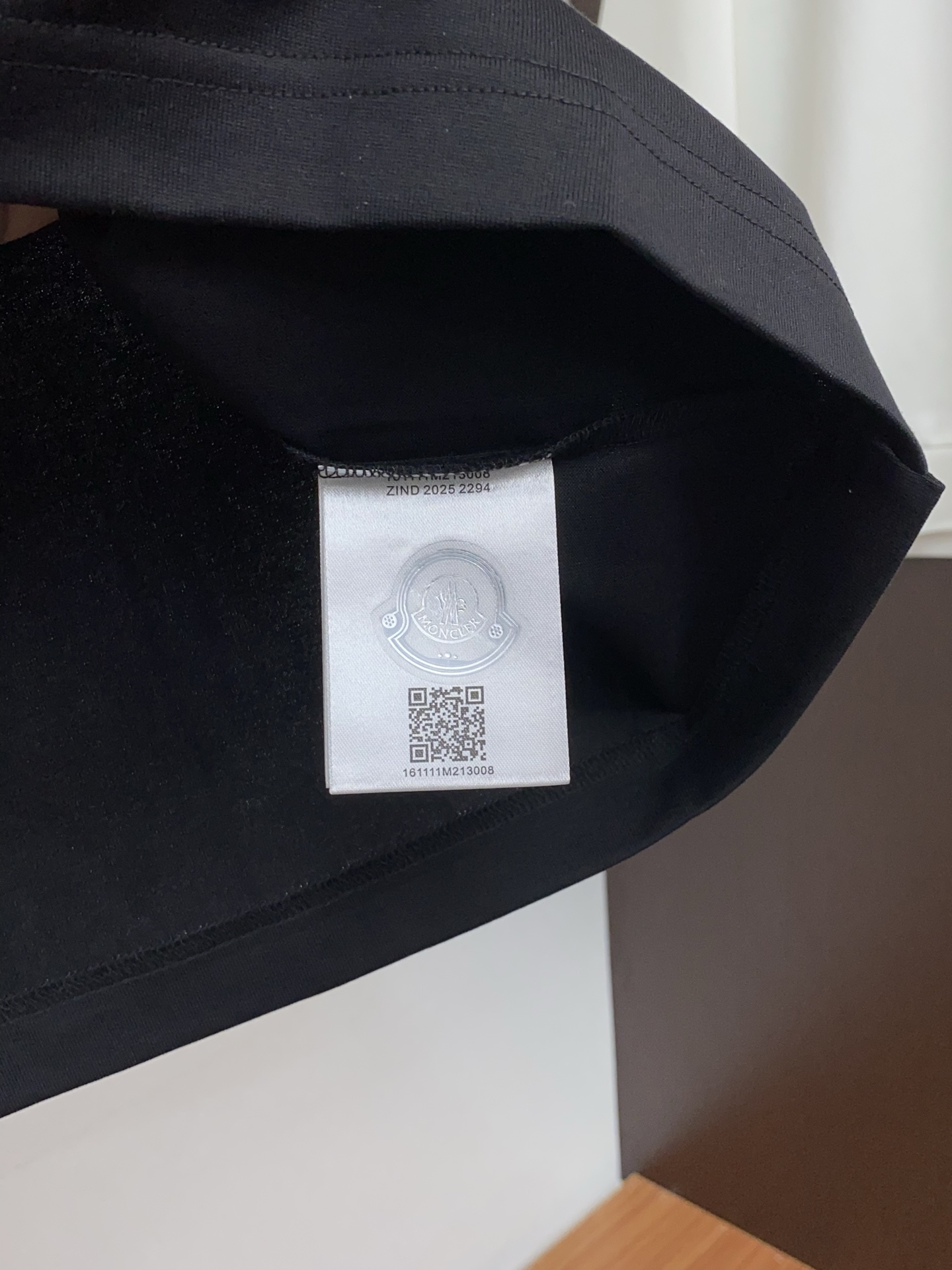 蒙口 26SS早春短袖T恤甄选软糯亲肤100支丝光棉面料制成，标准版圆领短袖裁剪，更适合日常穿着。简约不