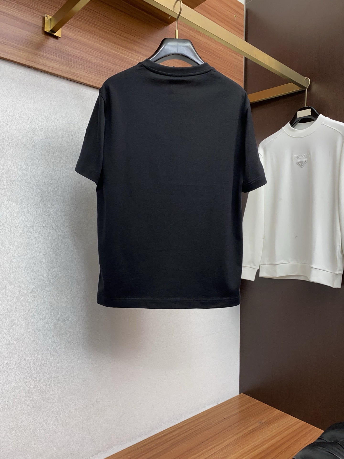 蒙口 26SS早春短袖T恤甄选软糯亲肤100支丝光棉面料制成，标准版圆领短袖裁剪，更适合日常穿着。简约不