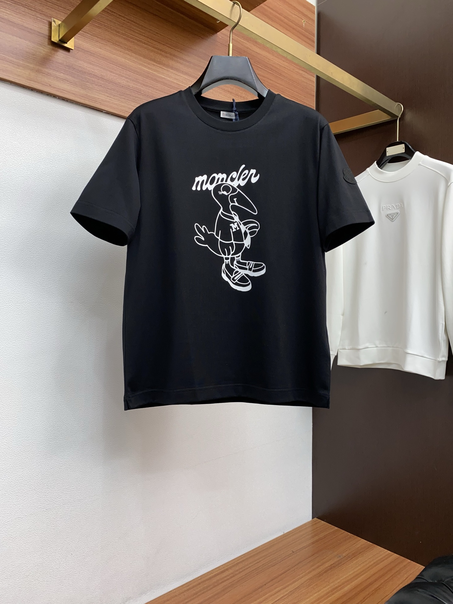 蒙口 26SS早春短袖T恤甄选软糯亲肤100支丝光棉面料制成，标准版圆领短袖裁剪，更适合日常穿着。简约不