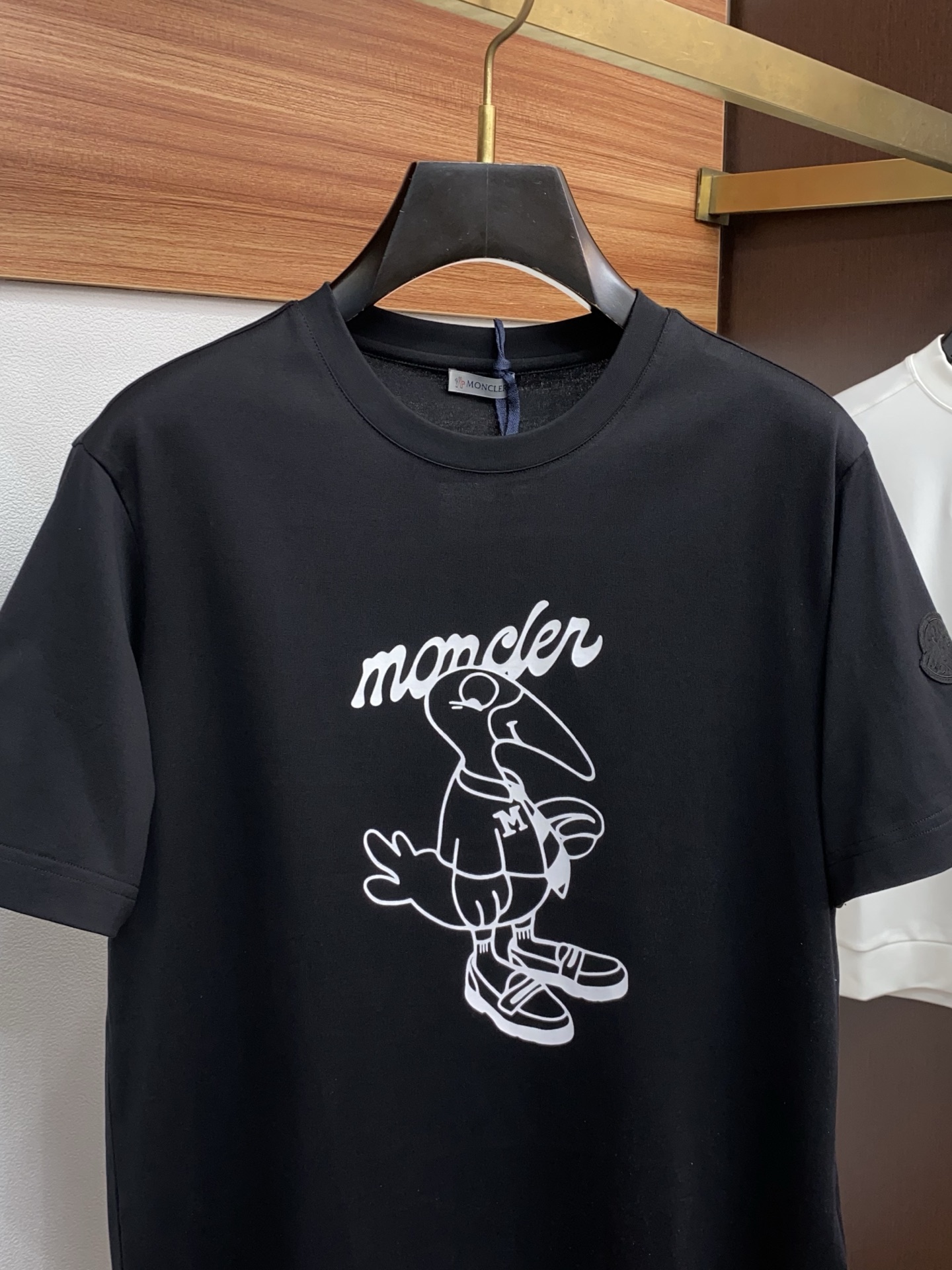 蒙口 26SS早春短袖T恤甄选软糯亲肤100支丝光棉面料制成，标准版圆领短袖裁剪，更适合日常穿着。简约不