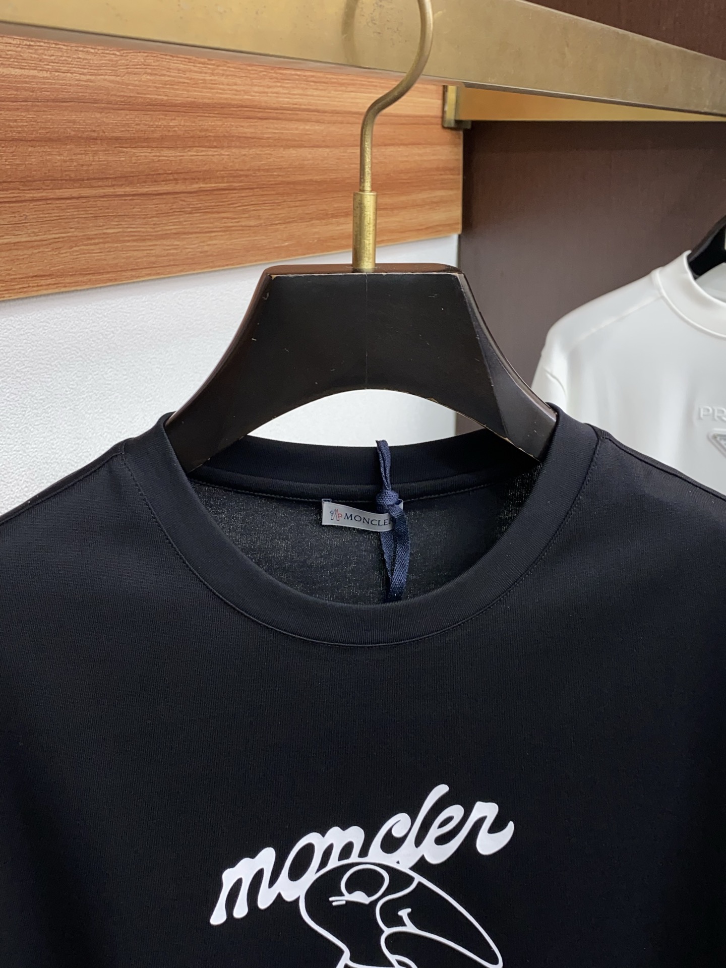 蒙口 26SS早春短袖T恤甄选软糯亲肤100支丝光棉面料制成，标准版圆领短袖裁剪，更适合日常穿着。简约不