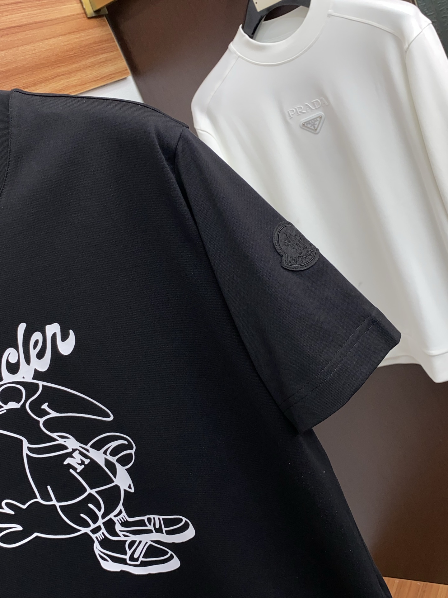 蒙口 26SS早春短袖T恤甄选软糯亲肤100支丝光棉面料制成，标准版圆领短袖裁剪，更适合日常穿着。简约不