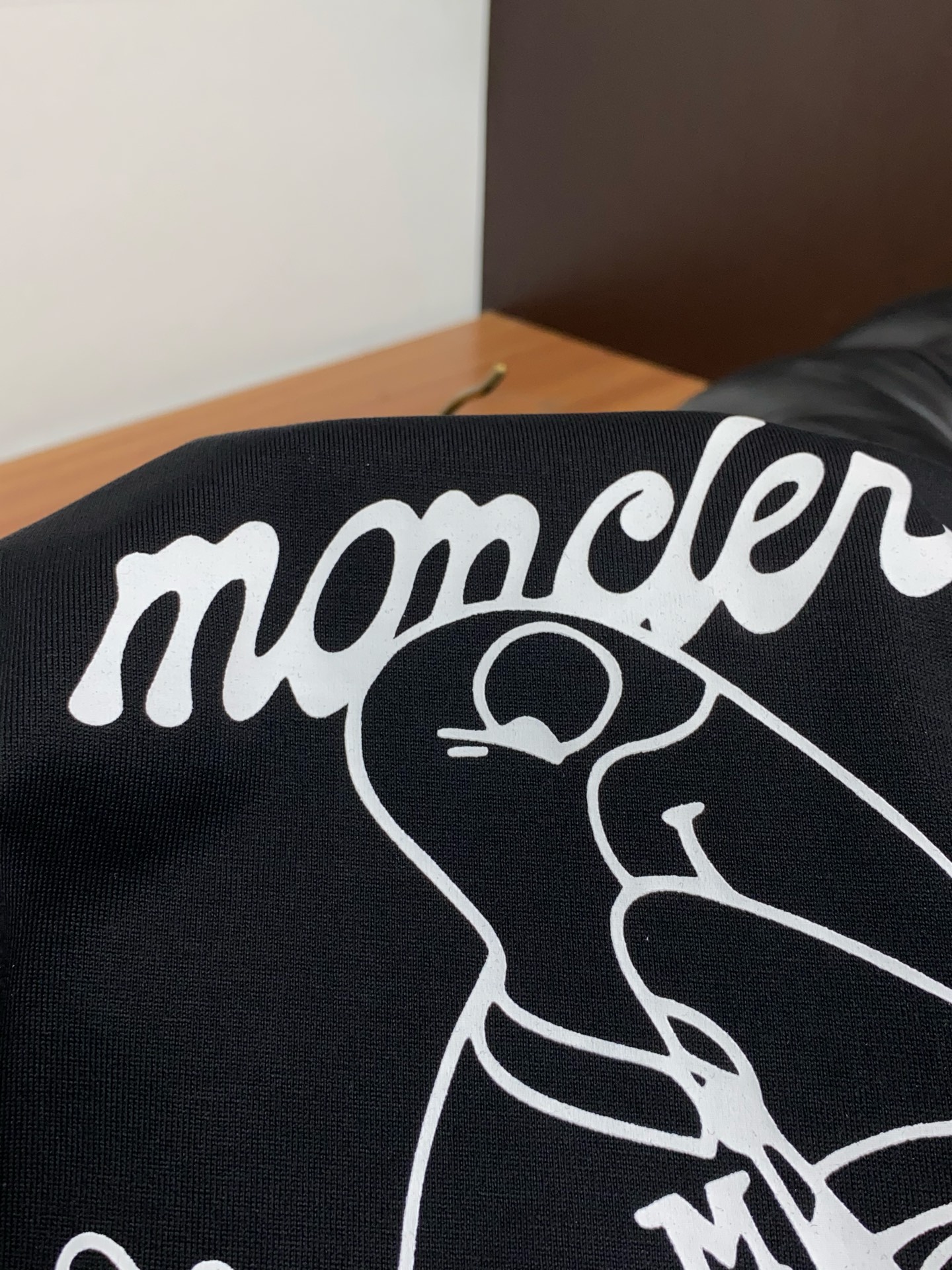 蒙口 26SS早春短袖T恤甄选软糯亲肤100支丝光棉面料制成，标准版圆领短袖裁剪，更适合日常穿着。简约不