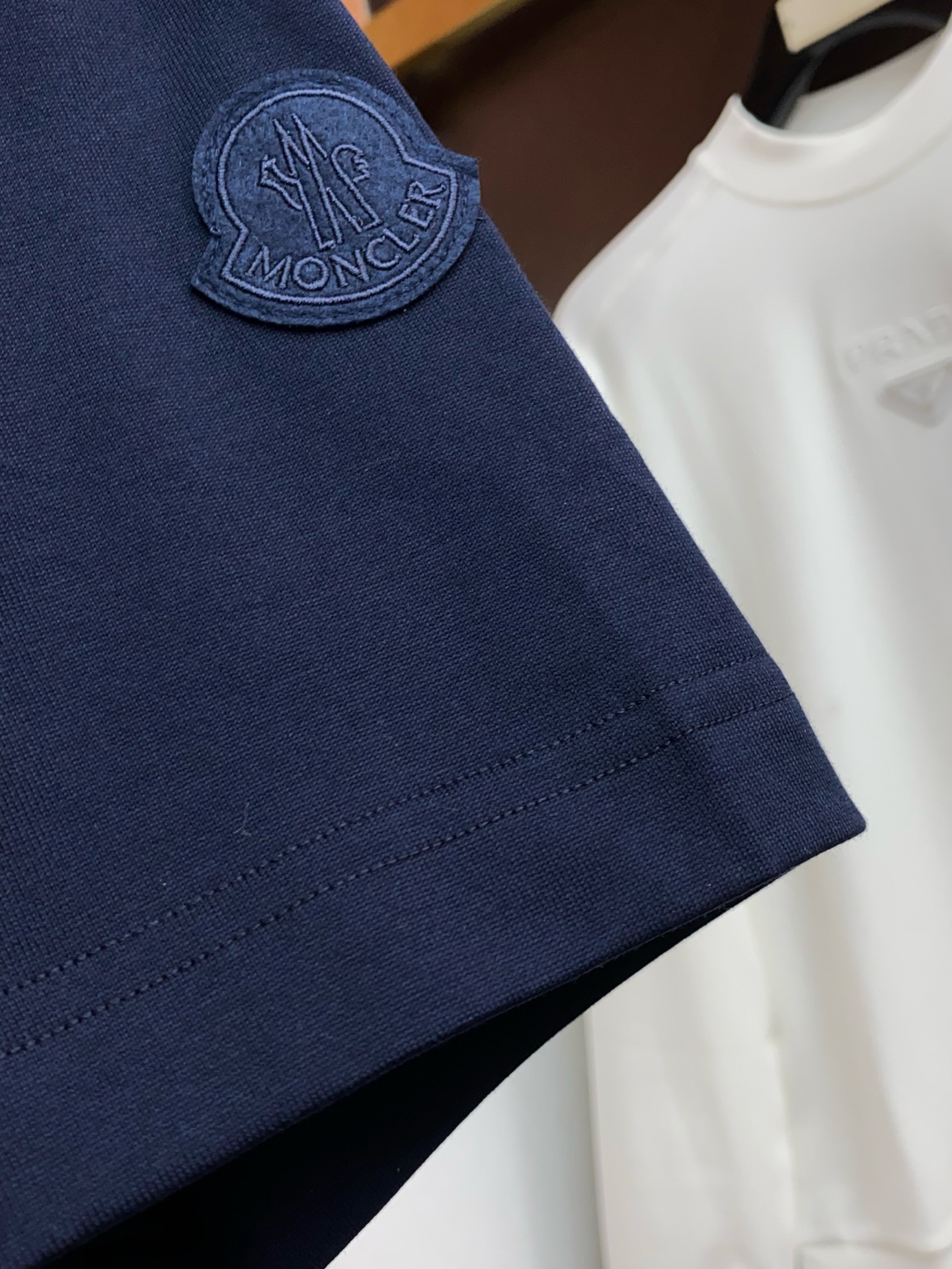 蒙口 26SS早春短袖T恤甄选软糯亲肤100支丝光棉面料制成，标准版圆领短袖裁剪，更适合日常穿着。简约不