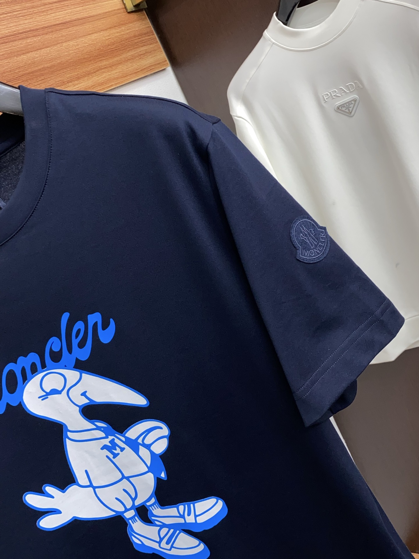 蒙口 26SS早春短袖T恤甄选软糯亲肤100支丝光棉面料制成，标准版圆领短袖裁剪，更适合日常穿着。简约不