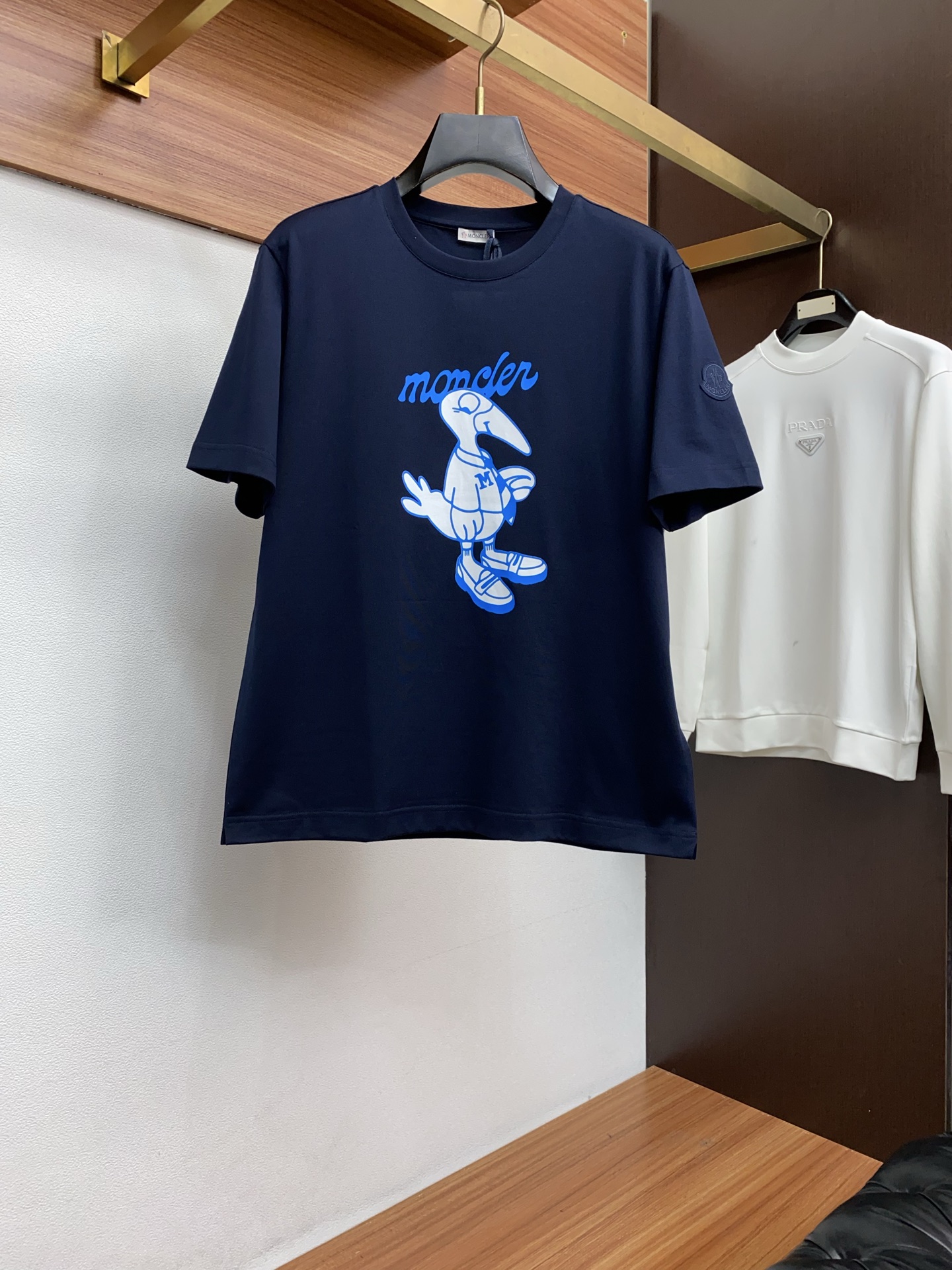 蒙口 26SS早春短袖T恤甄选软糯亲肤100支丝光棉面料制成，标准版圆领短袖裁剪，更适合日常穿着。简约不