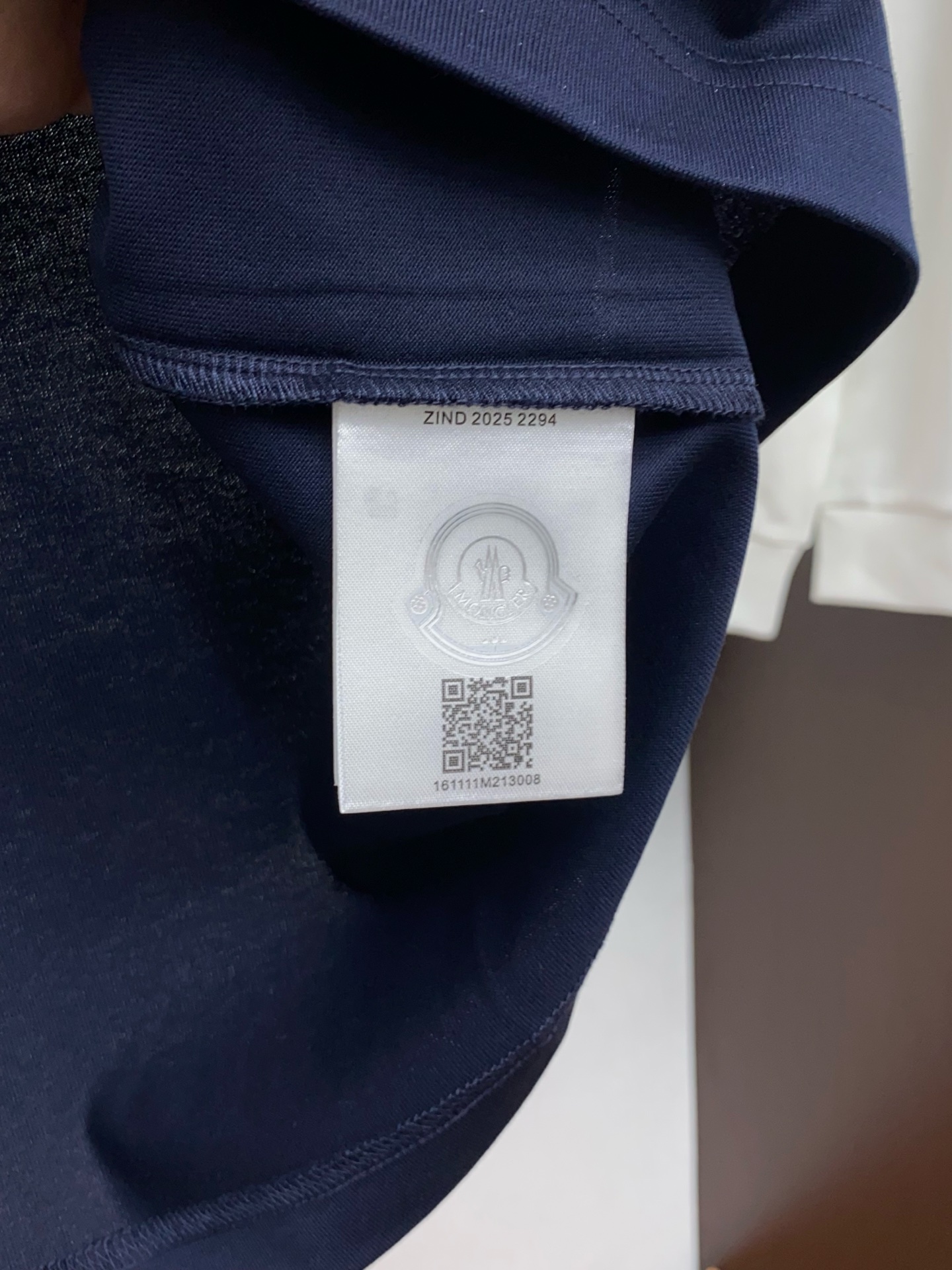 蒙口 26SS早春短袖T恤甄选软糯亲肤100支丝光棉面料制成，标准版圆领短袖裁剪，更适合日常穿着。简约不