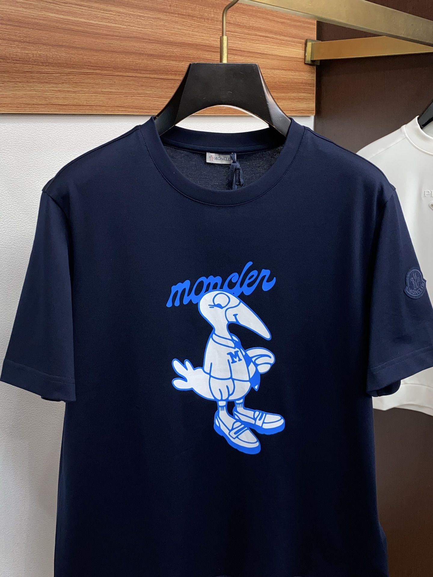 蒙口 26SS早春短袖T恤甄选软糯亲肤100支丝光棉面料制成，标准版圆领短袖裁剪，更适合日常穿着。简约不