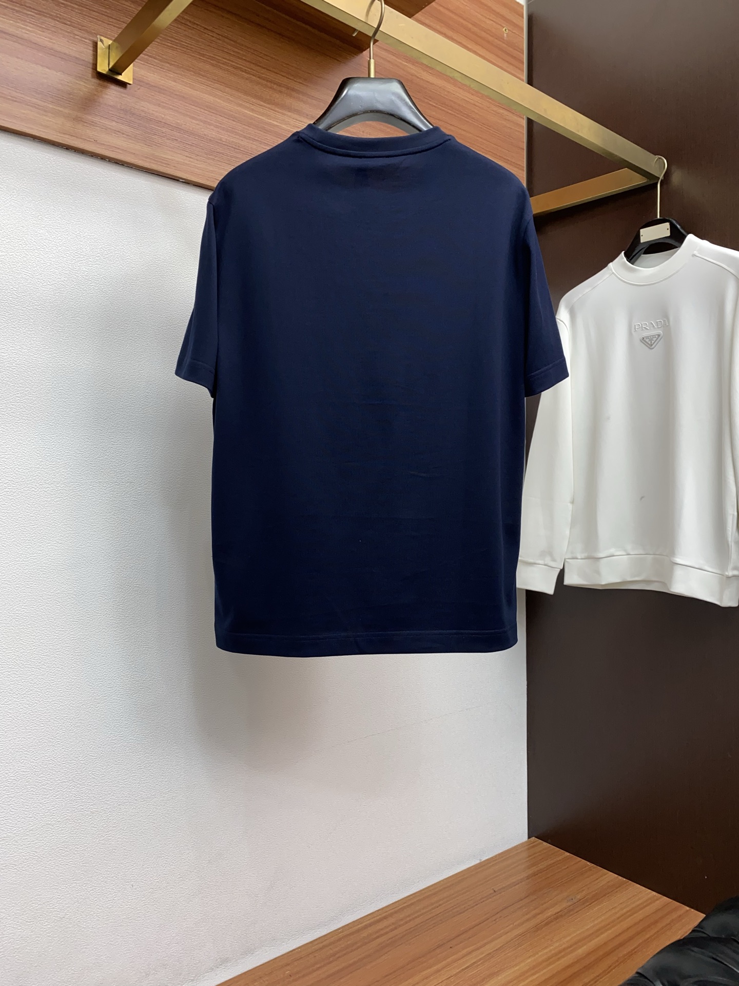 蒙口 26SS早春短袖T恤甄选软糯亲肤100支丝光棉面料制成，标准版圆领短袖裁剪，更适合日常穿着。简约不