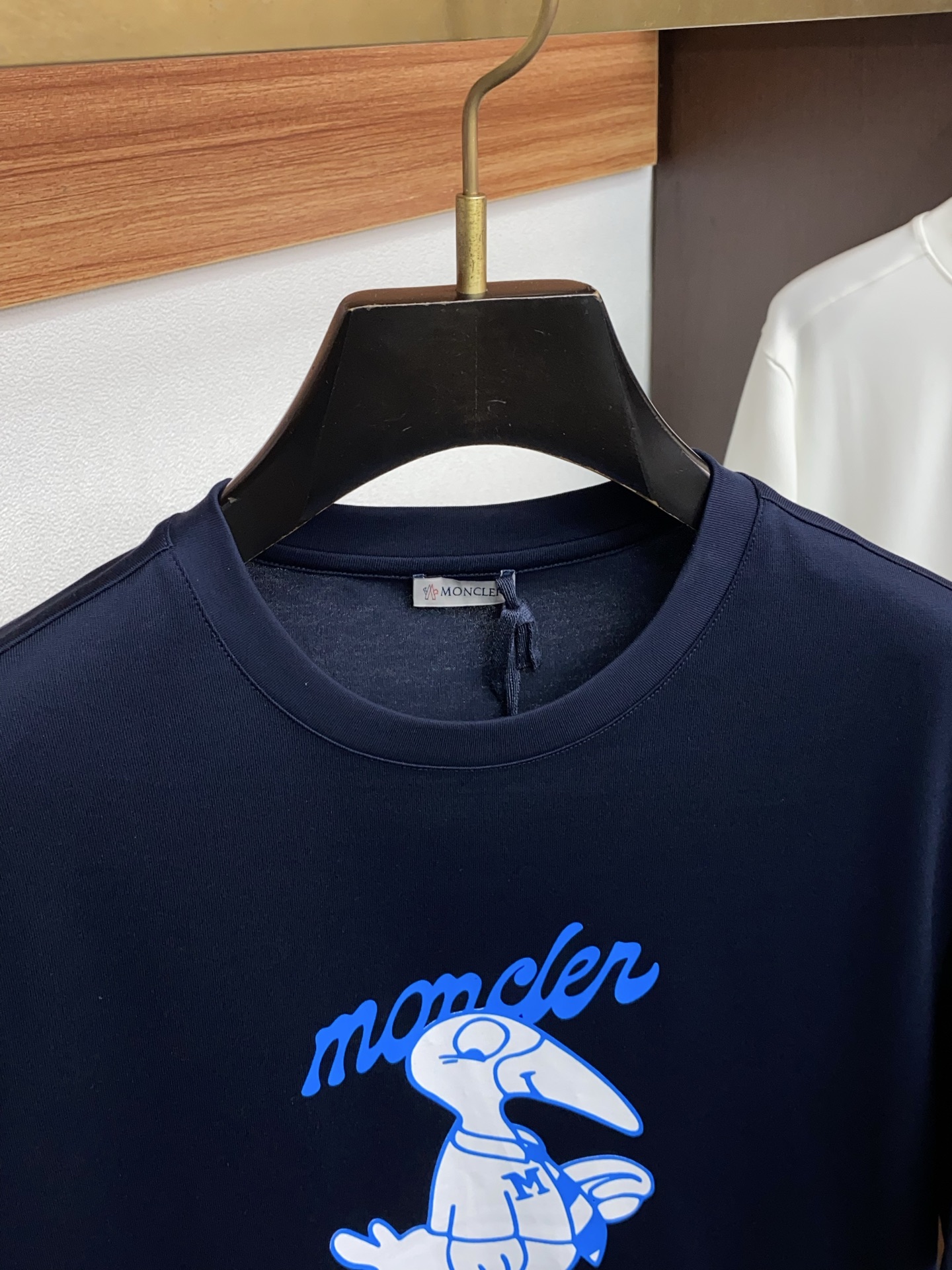 蒙口 26SS早春短袖T恤甄选软糯亲肤100支丝光棉面料制成，标准版圆领短袖裁剪，更适合日常穿着。简约不