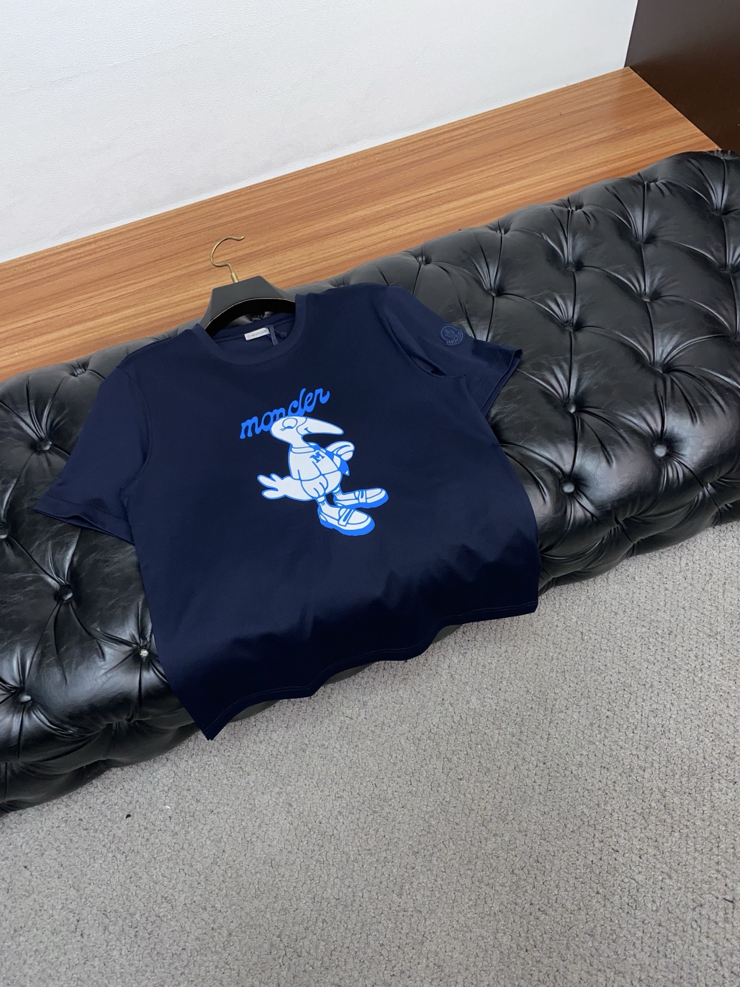 蒙口 26SS早春短袖T恤甄选软糯亲肤100支丝光棉面料制成，标准版圆领短袖裁剪，更适合日常穿着。简约不