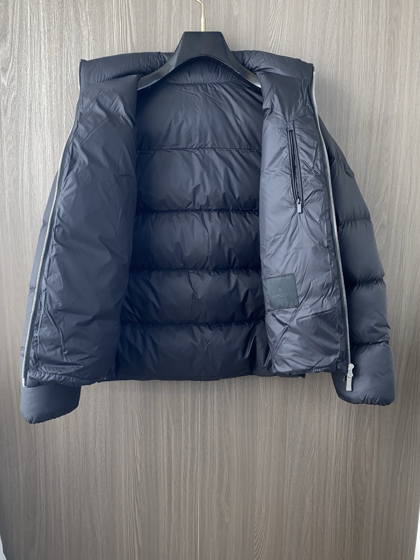 蒙口 25秋冬男士时尚鹅绒羽绒服 轻奢时尚休闲风格，轻盈保暖柔软！低调系列时尚百搭，就是有型！香港贸易订