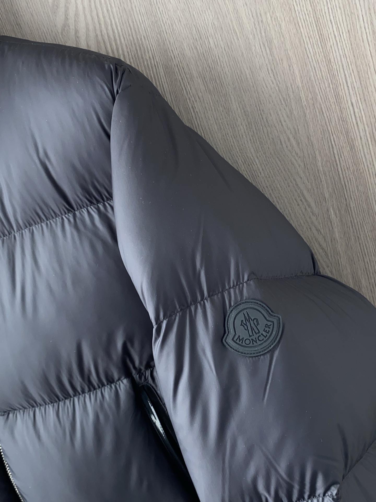 蒙口 25秋冬男士时尚鹅绒羽绒服 轻奢时尚休闲风格，轻盈保暖柔软！低调系列时尚百搭，就是有型！香港贸易订