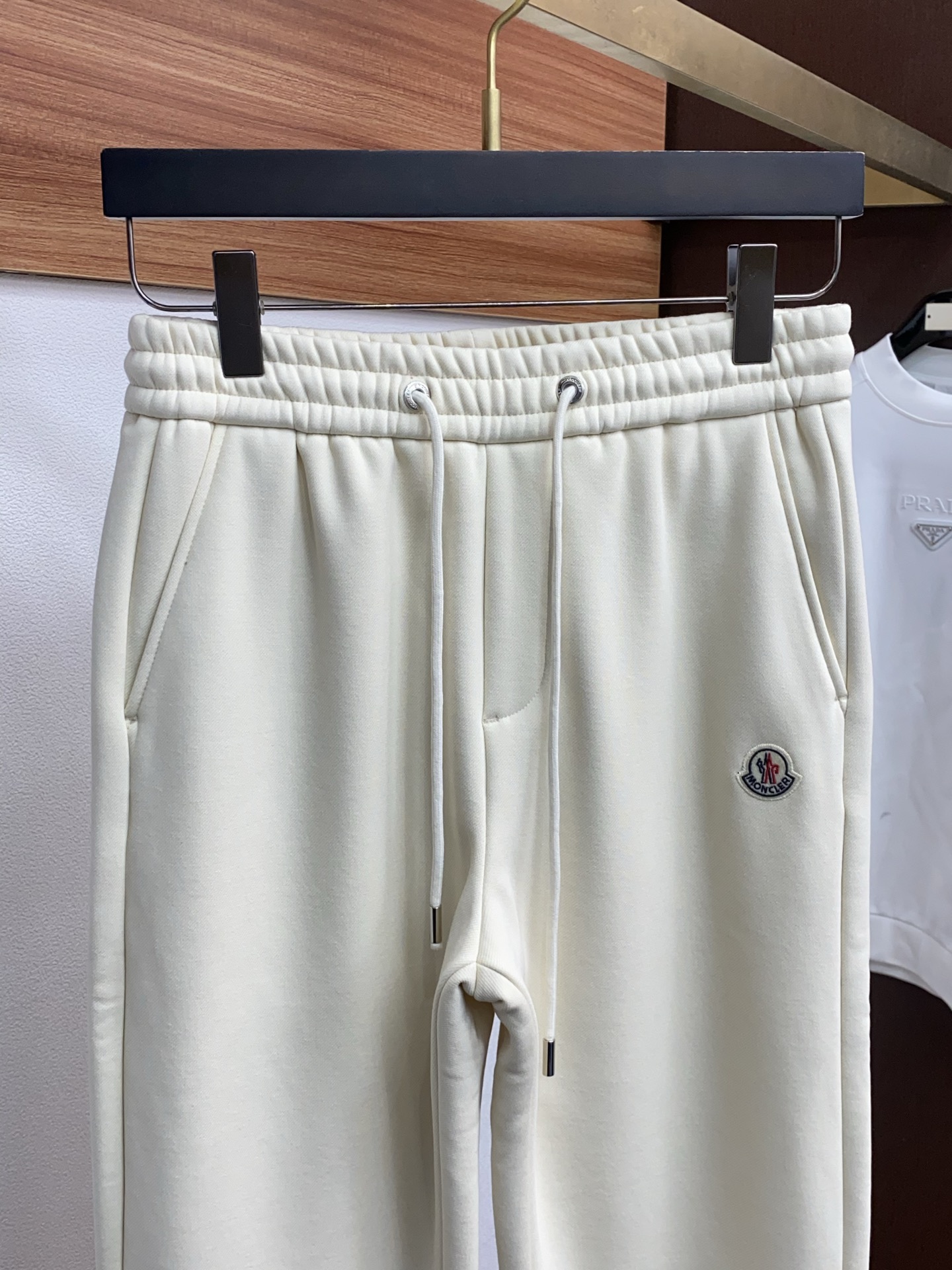 蒙口 2025 秋冬定制纯棉加绒休闲裤 干净利落剪裁，都市风十足 采用精纺面料手感软糯干爽，上身效果挺括