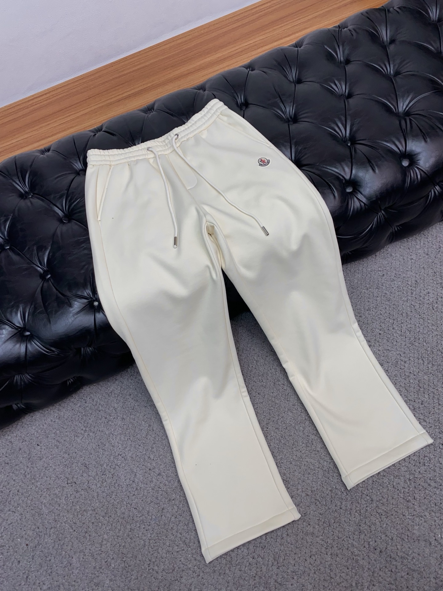 蒙口 2025 秋冬定制纯棉加绒休闲裤 干净利落剪裁，都市风十足 采用精纺面料手感软糯干爽，上身效果挺括