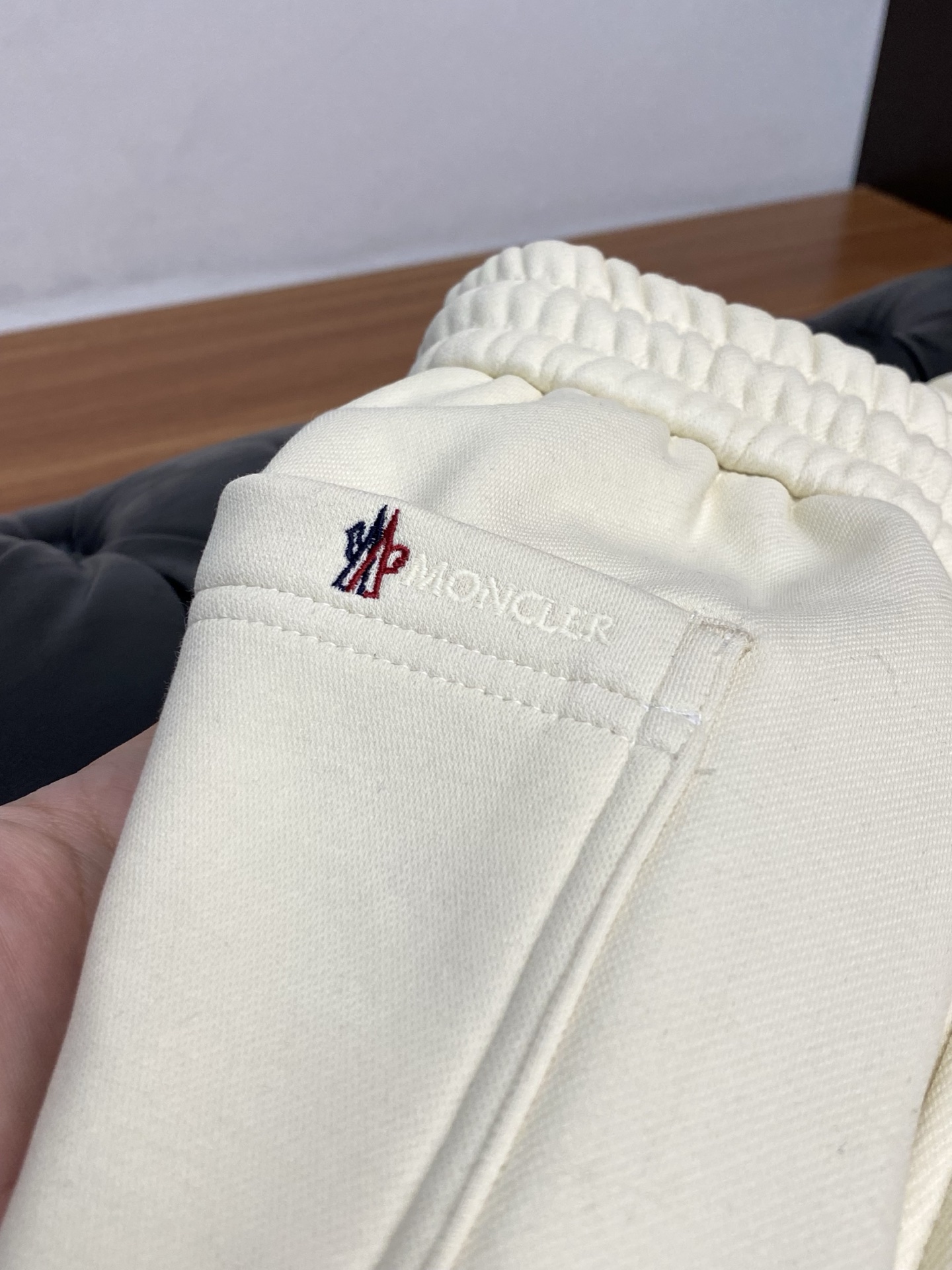 蒙口 2025 秋冬定制纯棉加绒休闲裤 干净利落剪裁，都市风十足 采用精纺面料手感软糯干爽，上身效果挺括