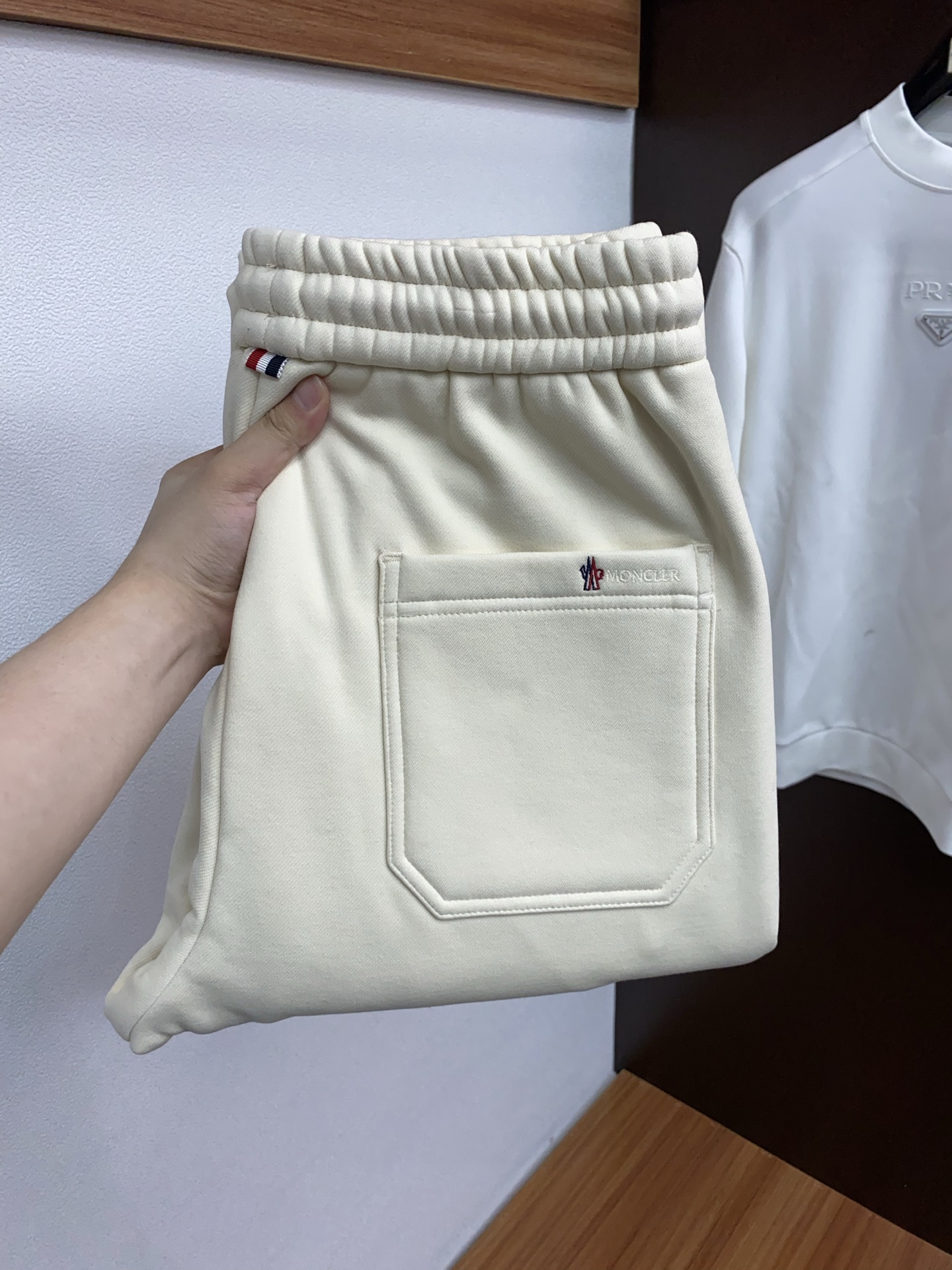 蒙口 2025 秋冬定制纯棉加绒休闲裤 干净利落剪裁，都市风十足 采用精纺面料手感软糯干爽，上身效果挺括