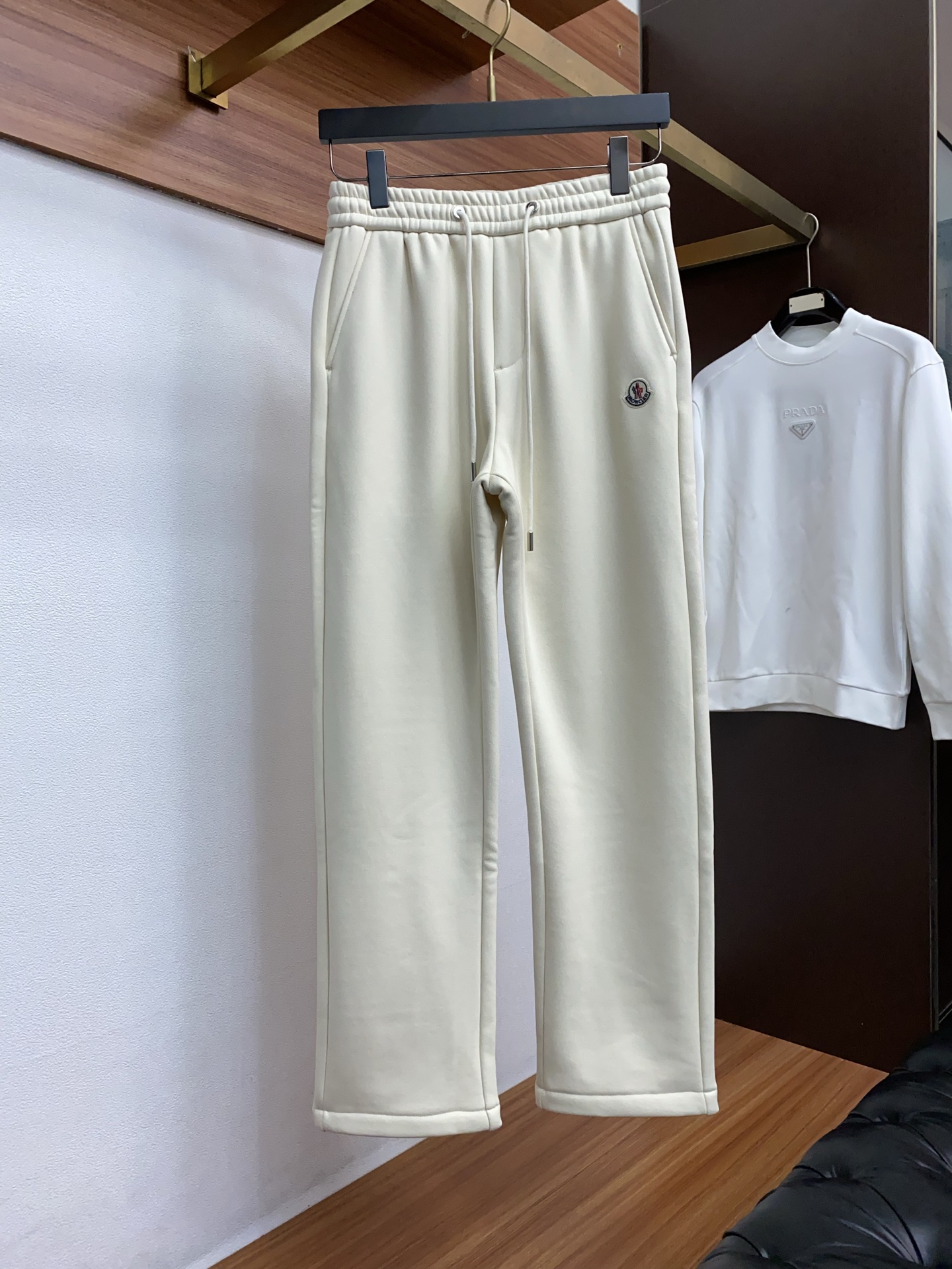 蒙口 2025 秋冬定制纯棉加绒休闲裤 干净利落剪裁，都市风十足 采用精纺面料手感软糯干爽，上身效果挺括