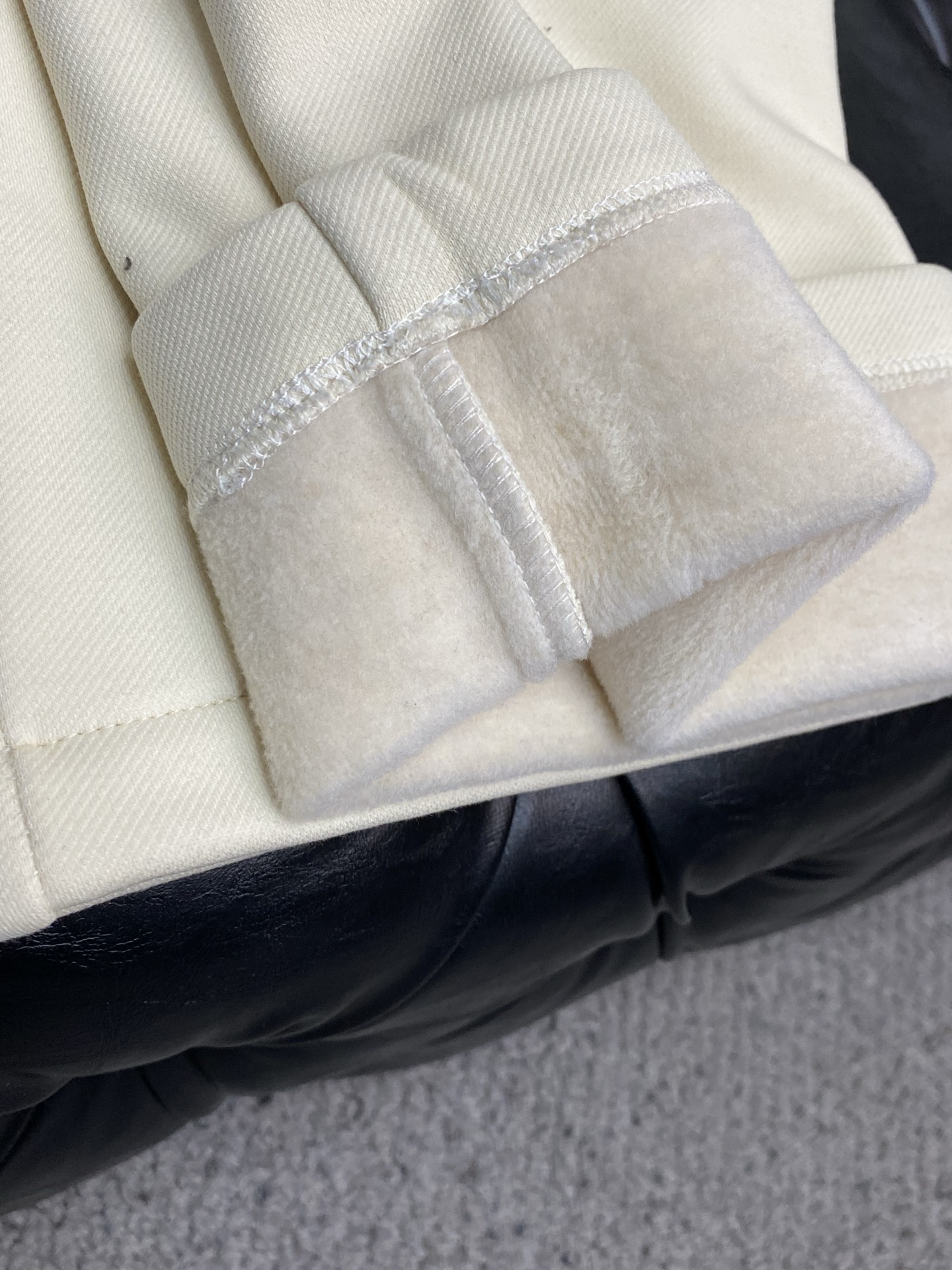 蒙口 2025 秋冬定制纯棉加绒休闲裤 干净利落剪裁，都市风十足 采用精纺面料手感软糯干爽，上身效果挺括