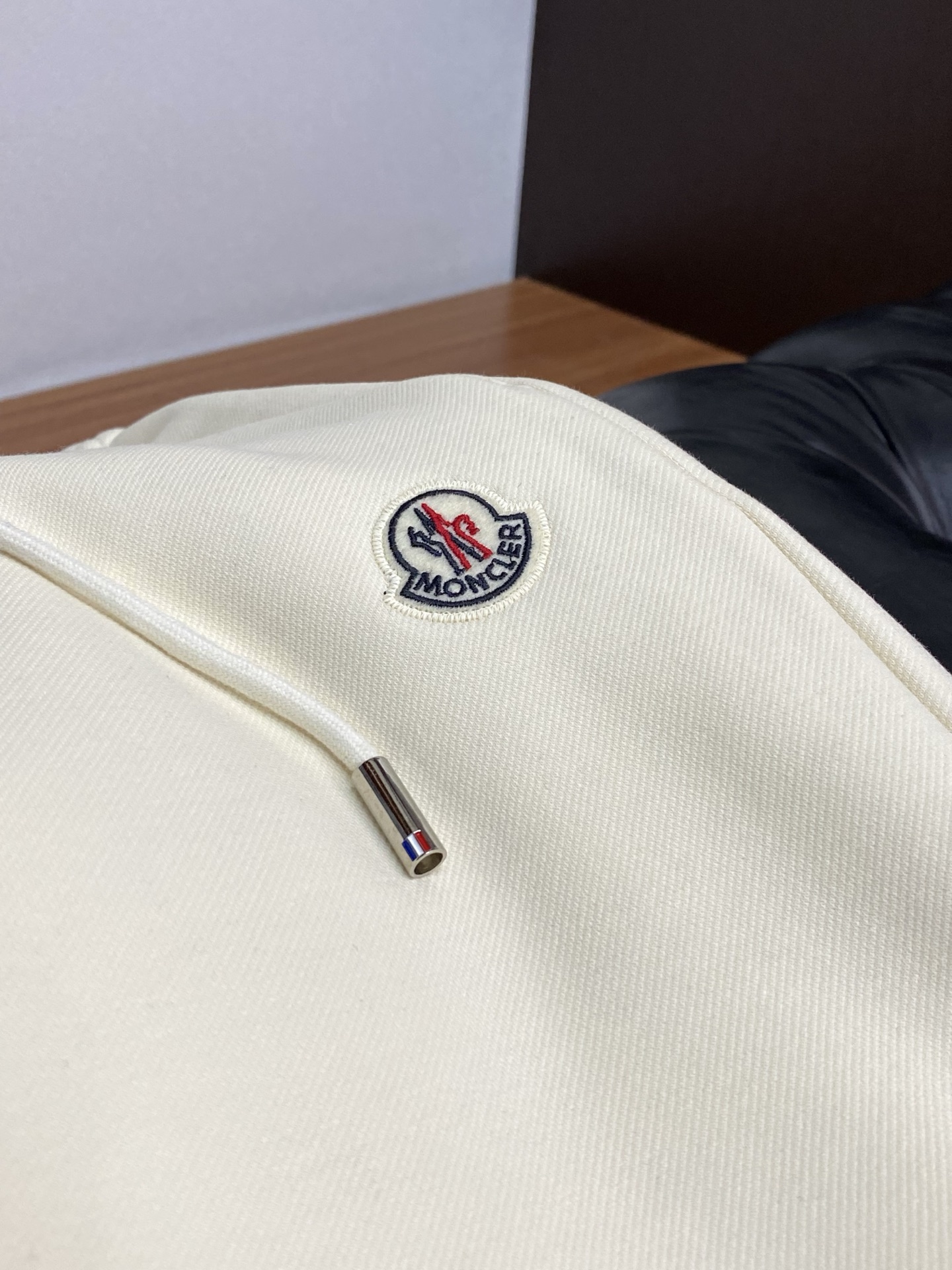 蒙口 2025 秋冬定制纯棉加绒休闲裤 干净利落剪裁，都市风十足 采用精纺面料手感软糯干爽，上身效果挺括