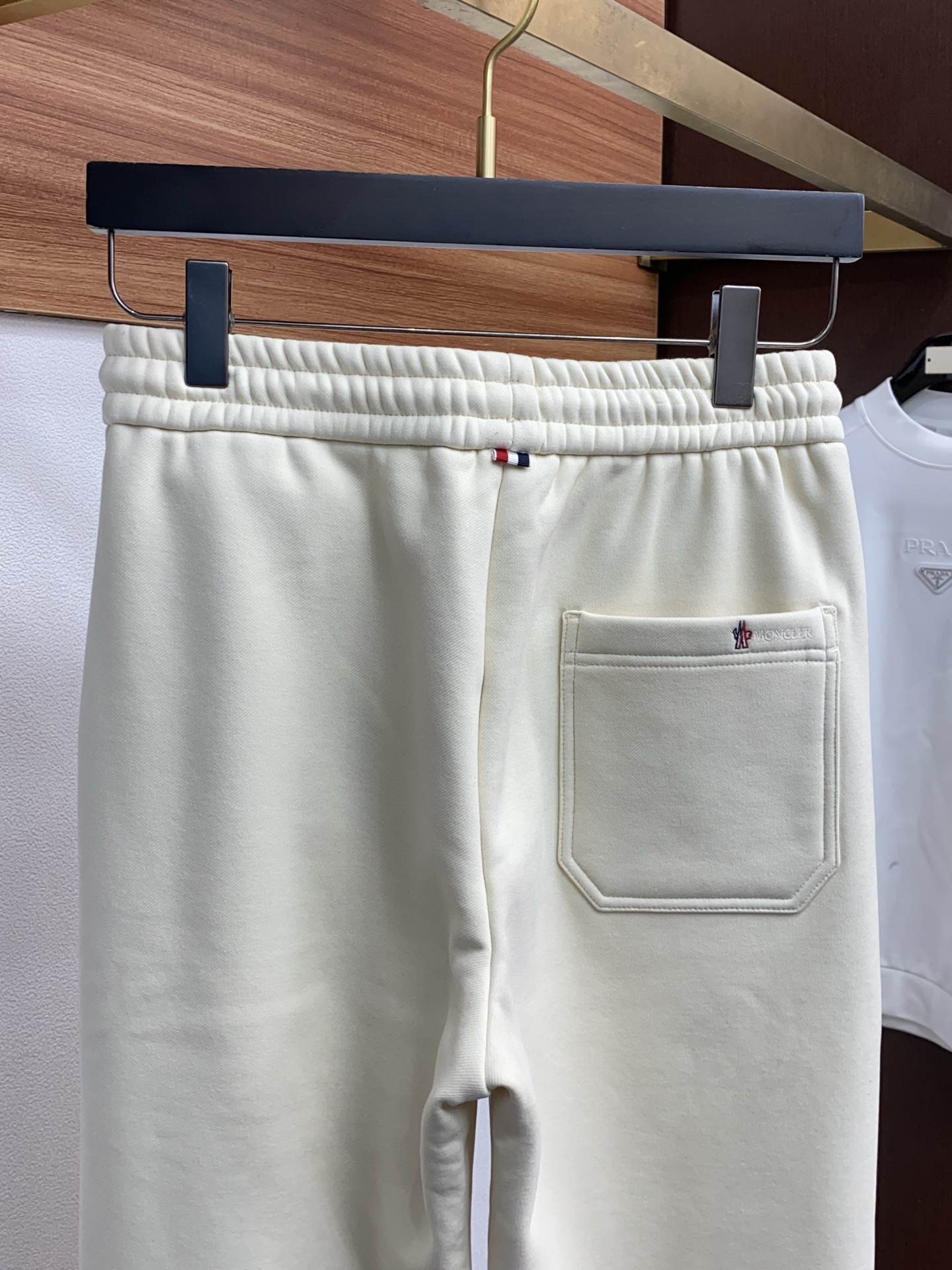 蒙口 2025 秋冬定制纯棉加绒休闲裤 干净利落剪裁，都市风十足 采用精纺面料手感软糯干爽，上身效果挺括