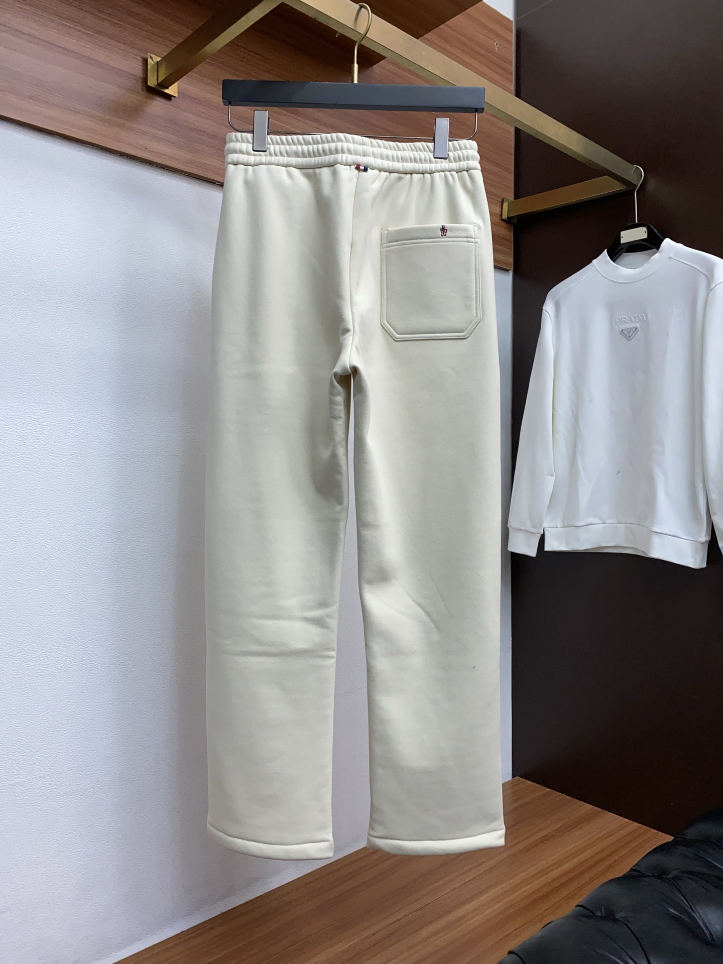 蒙口 2025 秋冬定制纯棉加绒休闲裤 干净利落剪裁，都市风十足 采用精纺面料手感软糯干爽，上身效果挺括