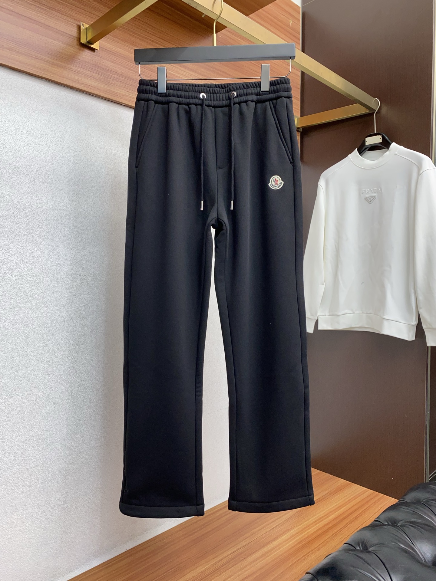 蒙口 2025 秋冬定制纯棉加绒休闲裤 干净利落剪裁，都市风十足 采用精纺面料手感软糯干爽，上身效果挺括