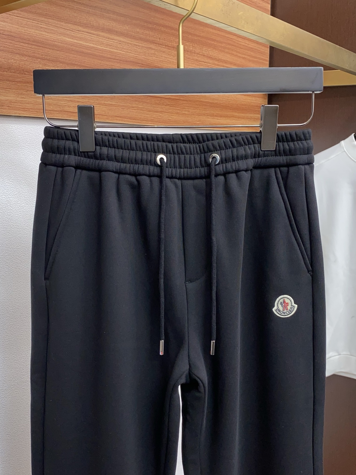 蒙口 2025 秋冬定制纯棉加绒休闲裤 干净利落剪裁，都市风十足 采用精纺面料手感软糯干爽，上身效果挺括