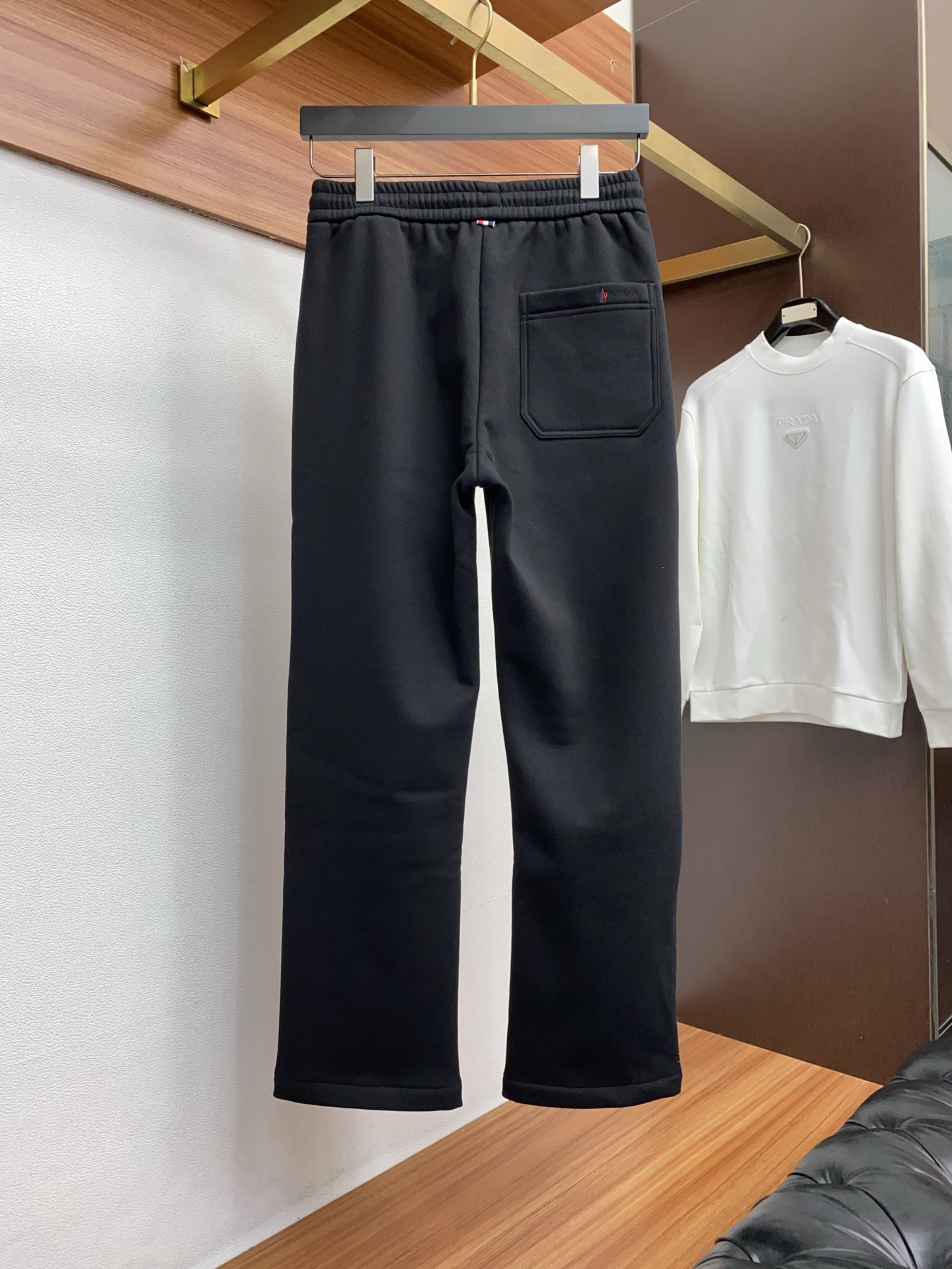 蒙口 2025 秋冬定制纯棉加绒休闲裤 干净利落剪裁，都市风十足 采用精纺面料手感软糯干爽，上身效果挺括