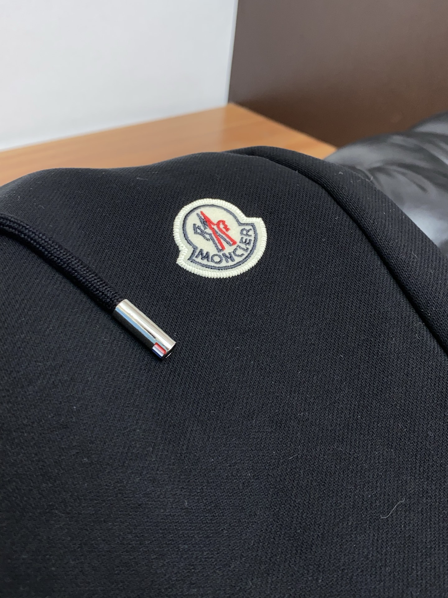 蒙口 2025 秋冬定制纯棉加绒休闲裤 干净利落剪裁，都市风十足 采用精纺面料手感软糯干爽，上身效果挺括