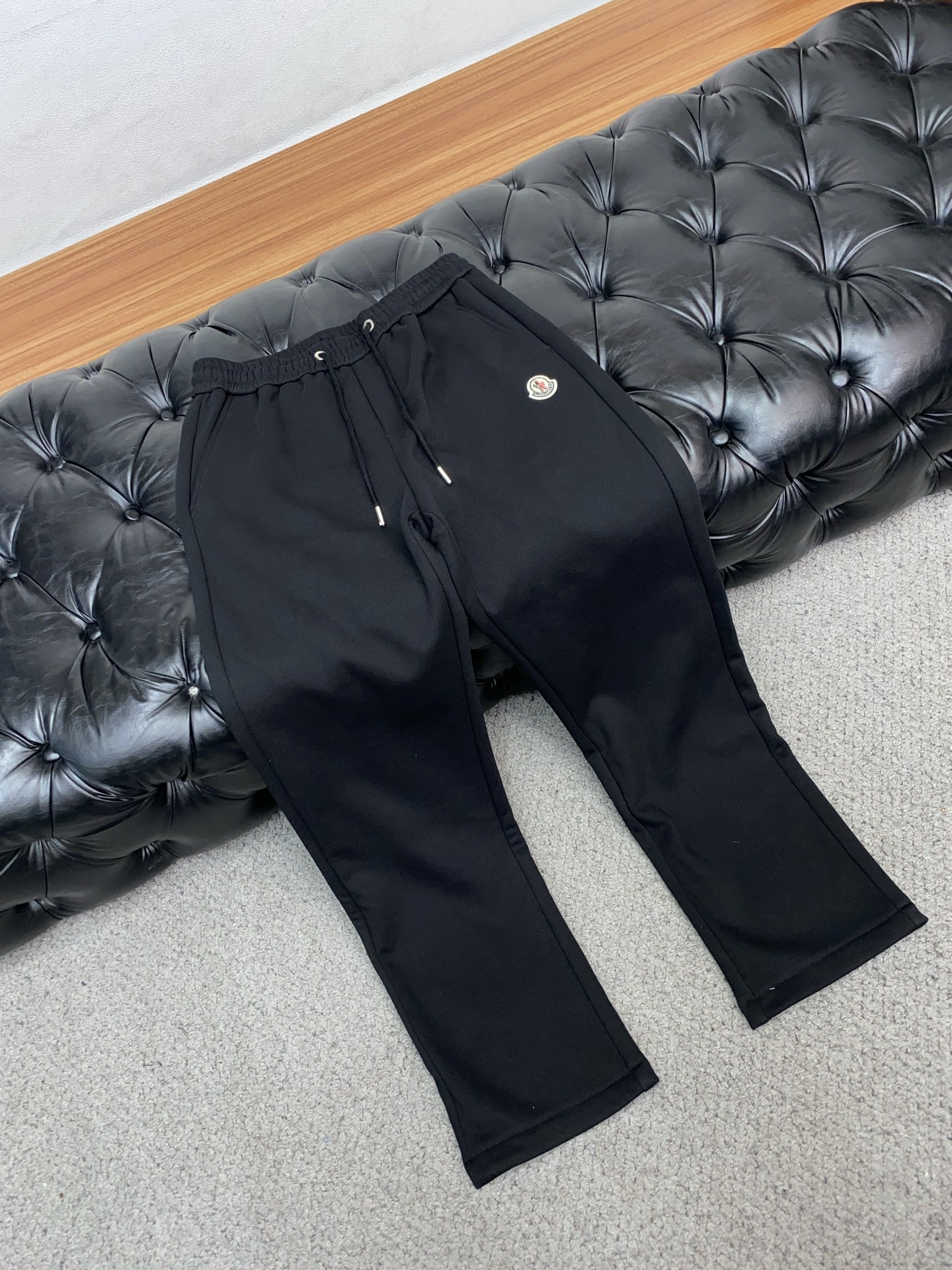 蒙口 2025 秋冬定制纯棉加绒休闲裤 干净利落剪裁，都市风十足 采用精纺面料手感软糯干爽，上身效果挺括