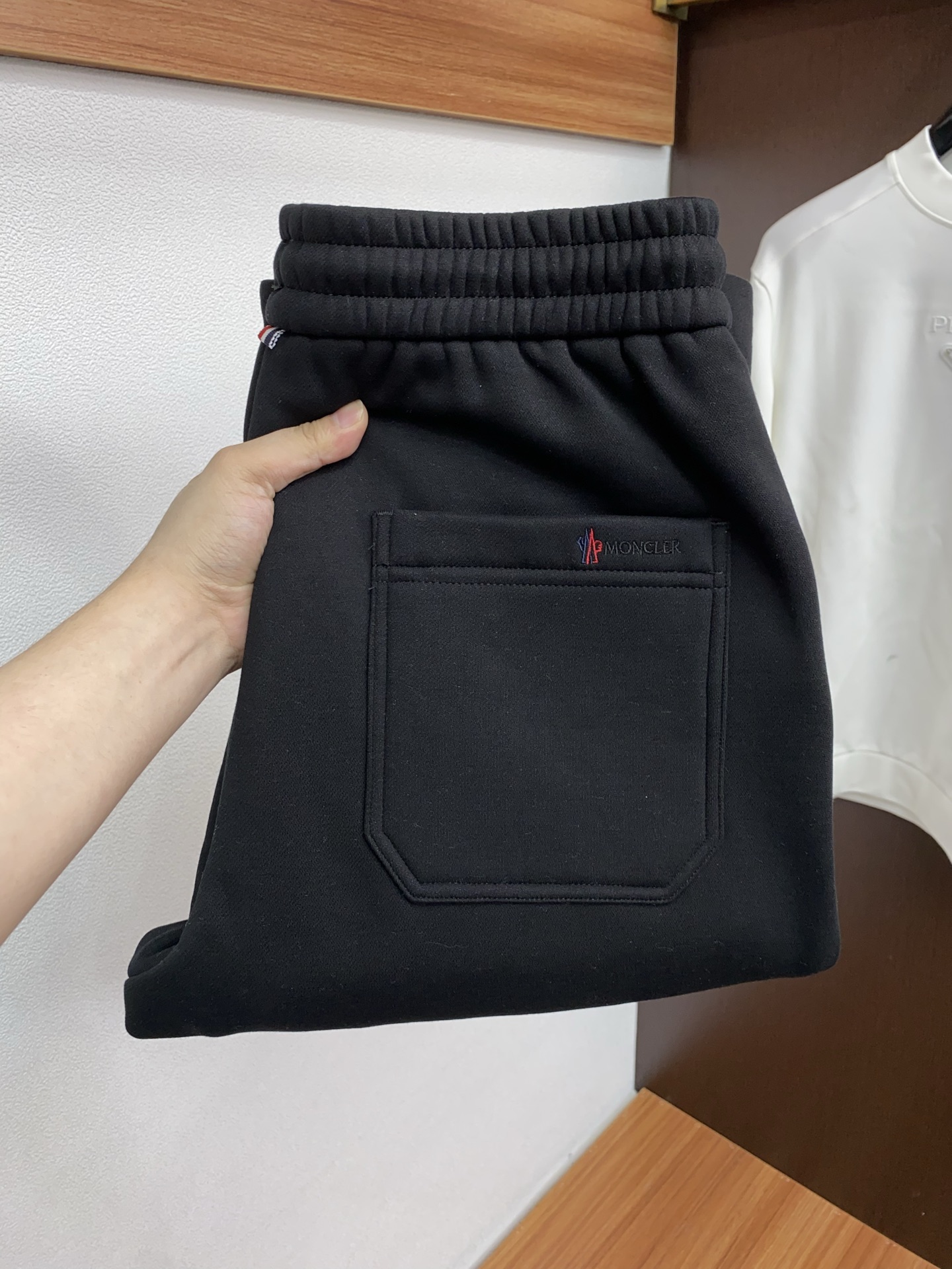 蒙口 2025 秋冬定制纯棉加绒休闲裤 干净利落剪裁，都市风十足 采用精纺面料手感软糯干爽，上身效果挺括