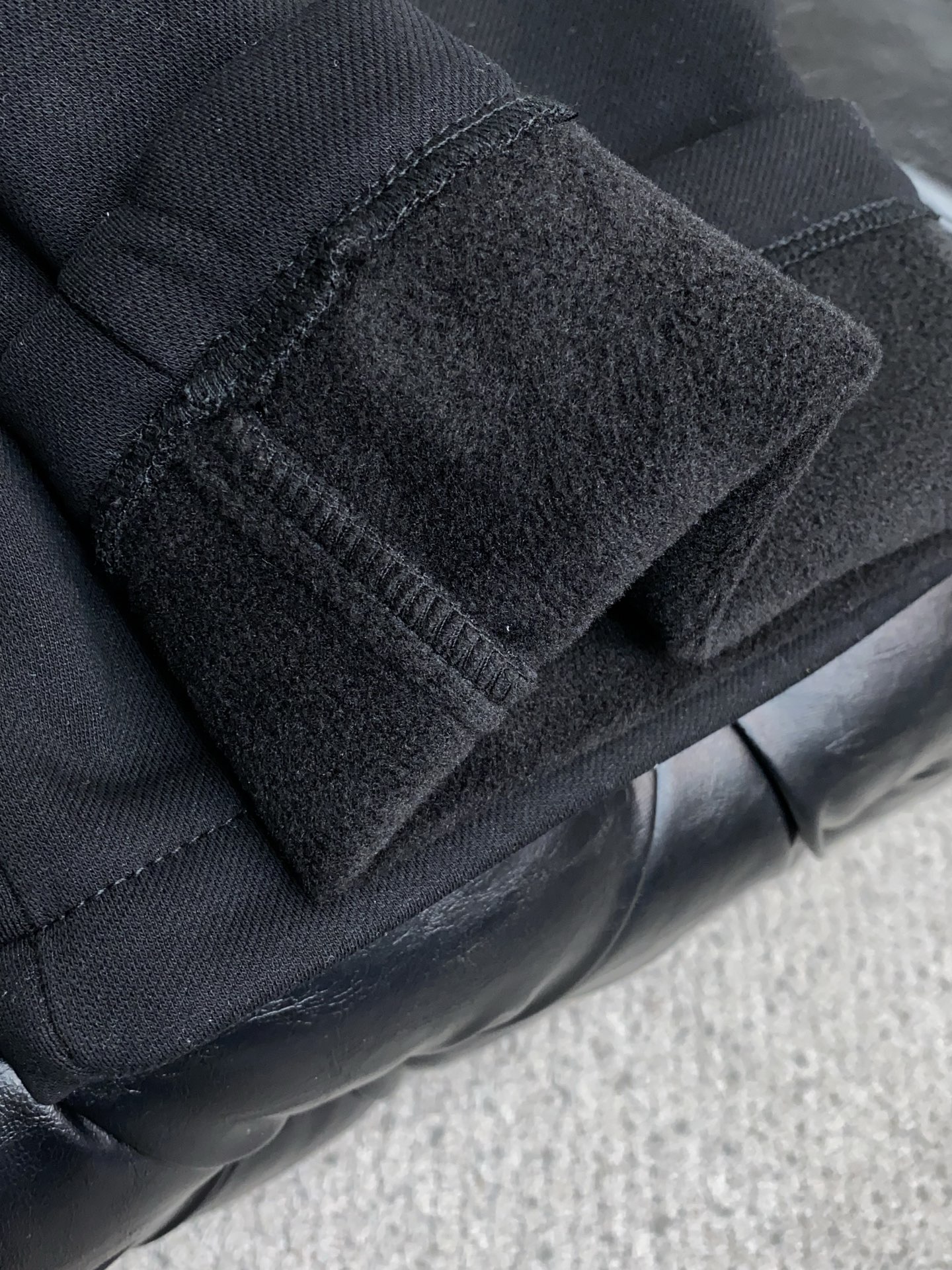 蒙口 2025 秋冬定制纯棉加绒休闲裤 干净利落剪裁，都市风十足 采用精纺面料手感软糯干爽，上身效果挺括