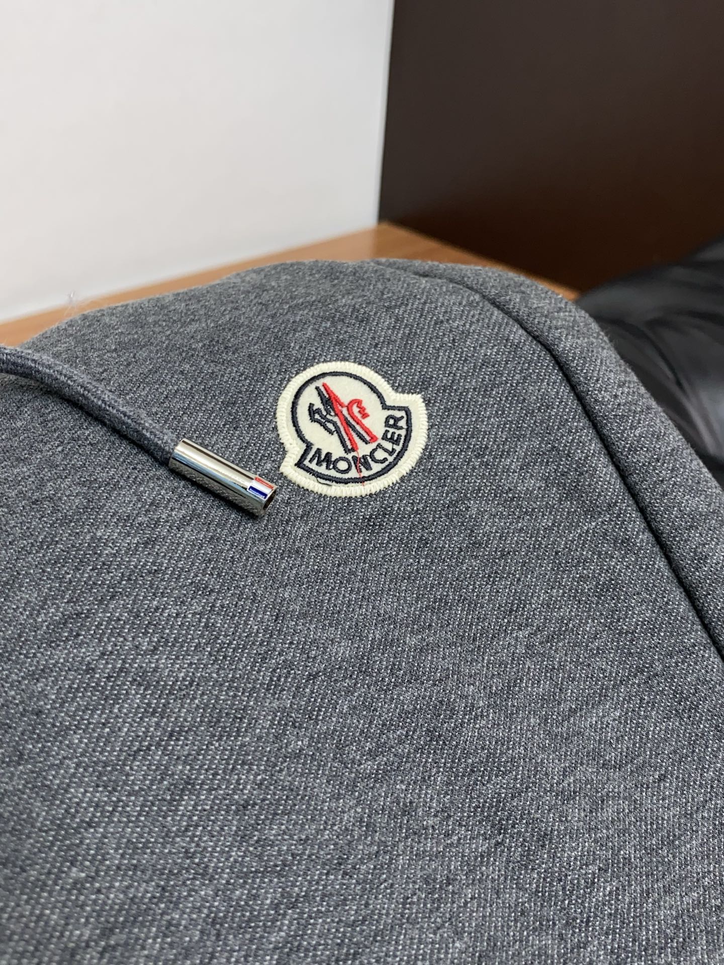 蒙口 2025 秋冬定制纯棉加绒休闲裤 干净利落剪裁，都市风十足 采用精纺面料手感软糯干爽，上身效果挺括