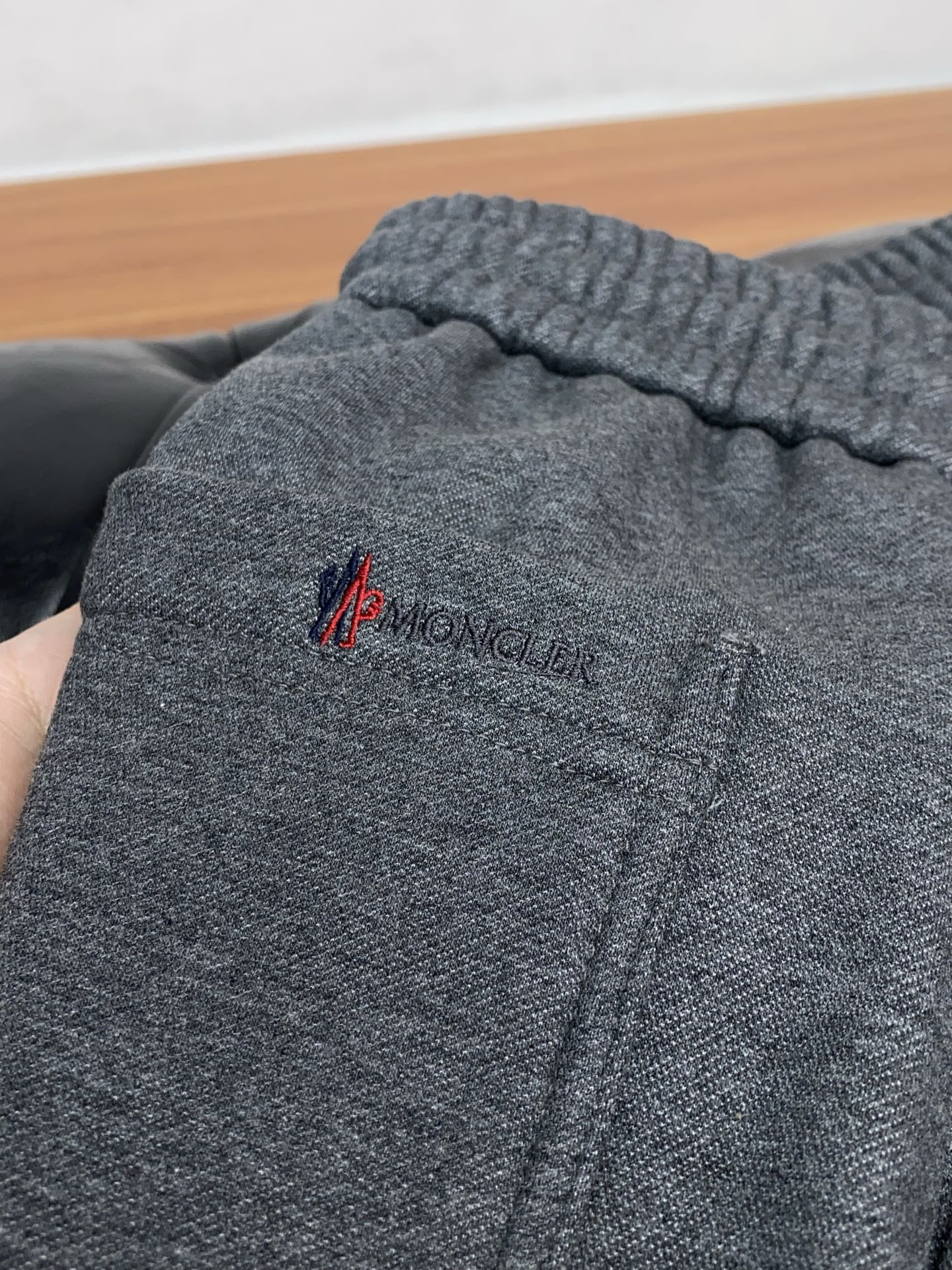 蒙口 2025 秋冬定制纯棉加绒休闲裤 干净利落剪裁，都市风十足 采用精纺面料手感软糯干爽，上身效果挺括