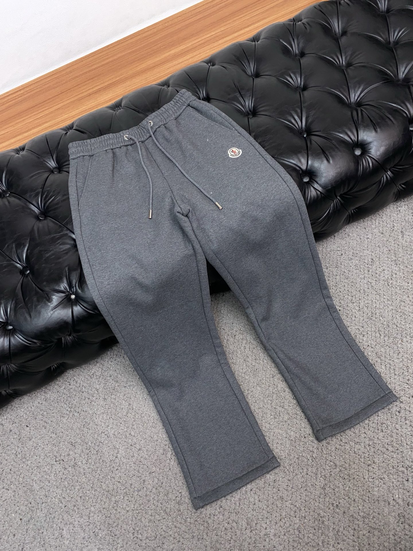 蒙口 2025 秋冬定制纯棉加绒休闲裤 干净利落剪裁，都市风十足 采用精纺面料手感软糯干爽，上身效果挺括