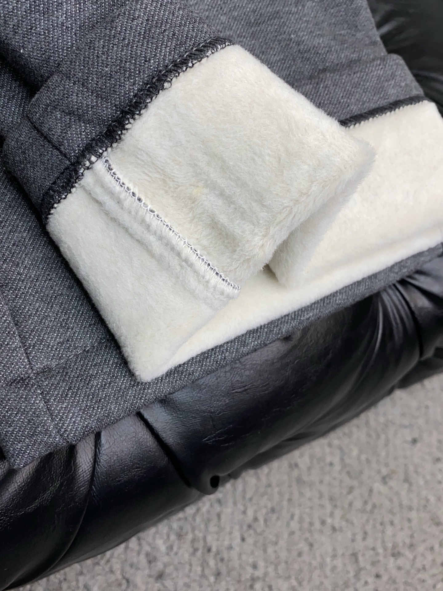 蒙口 2025 秋冬定制纯棉加绒休闲裤 干净利落剪裁，都市风十足 采用精纺面料手感软糯干爽，上身效果挺括