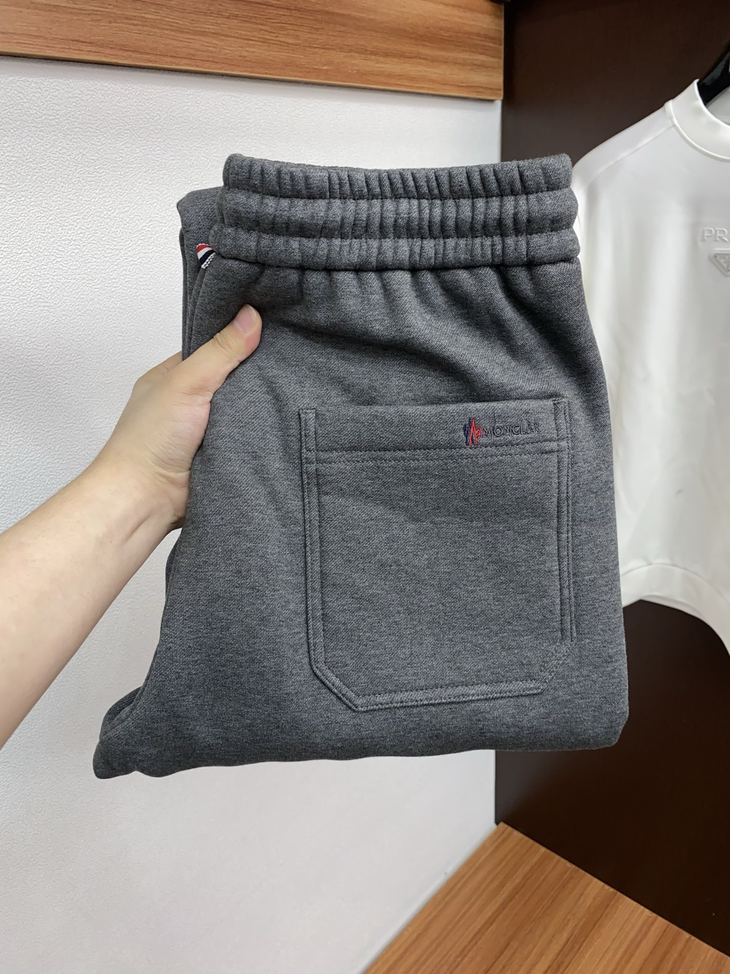 蒙口 2025 秋冬定制纯棉加绒休闲裤 干净利落剪裁，都市风十足 采用精纺面料手感软糯干爽，上身效果挺括