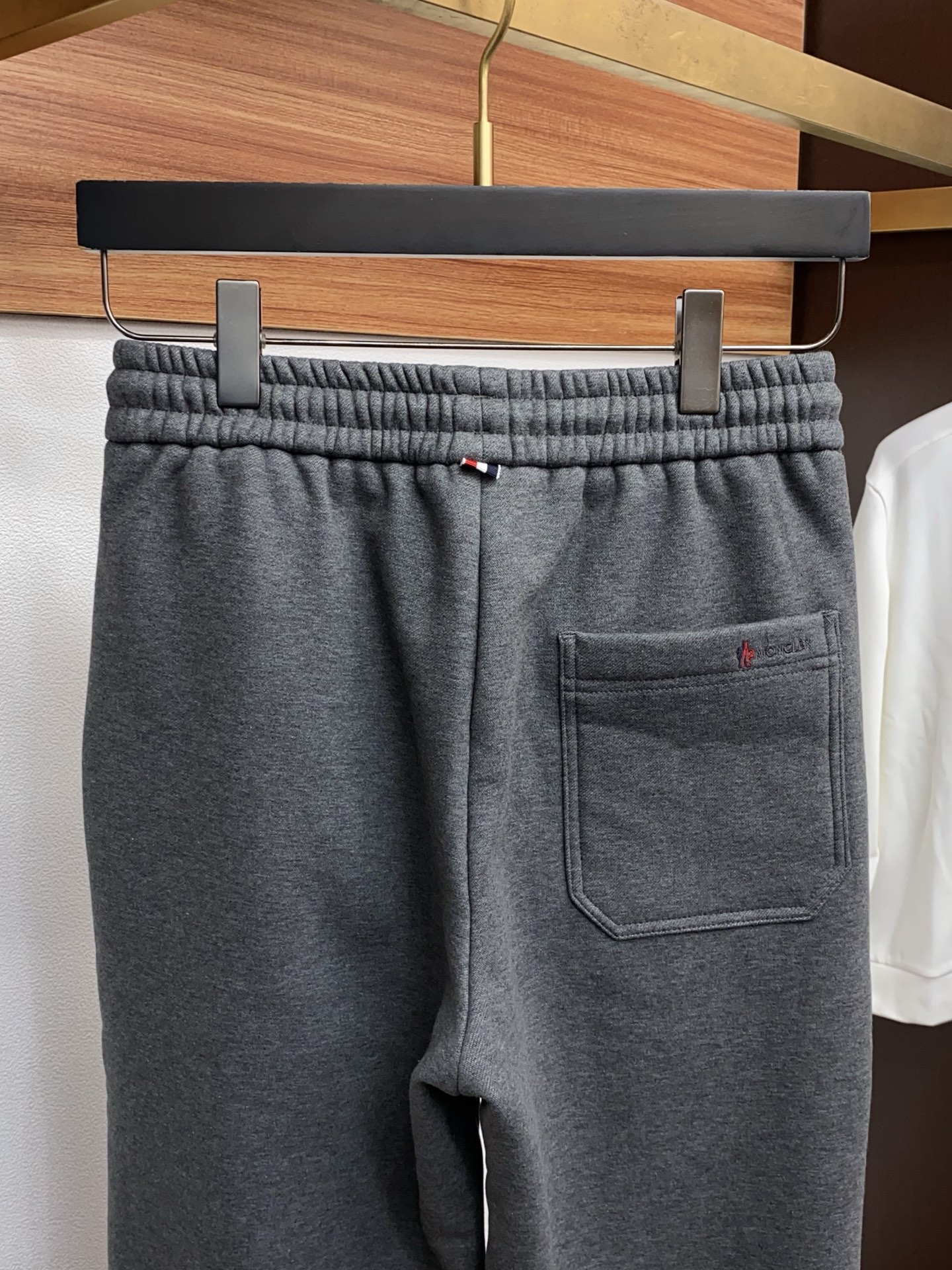 蒙口 2025 秋冬定制纯棉加绒休闲裤 干净利落剪裁，都市风十足 采用精纺面料手感软糯干爽，上身效果挺括