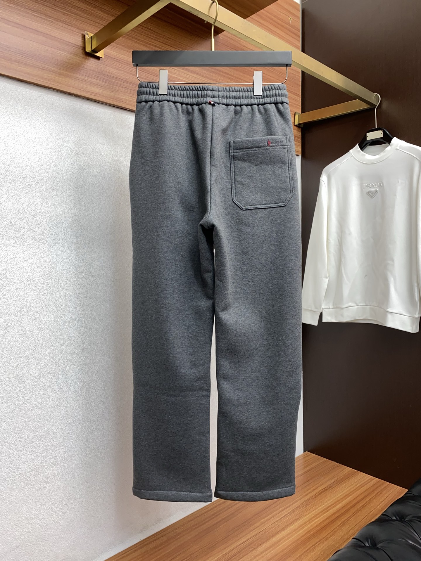 蒙口 2025 秋冬定制纯棉加绒休闲裤 干净利落剪裁，都市风十足 采用精纺面料手感软糯干爽，上身效果挺括