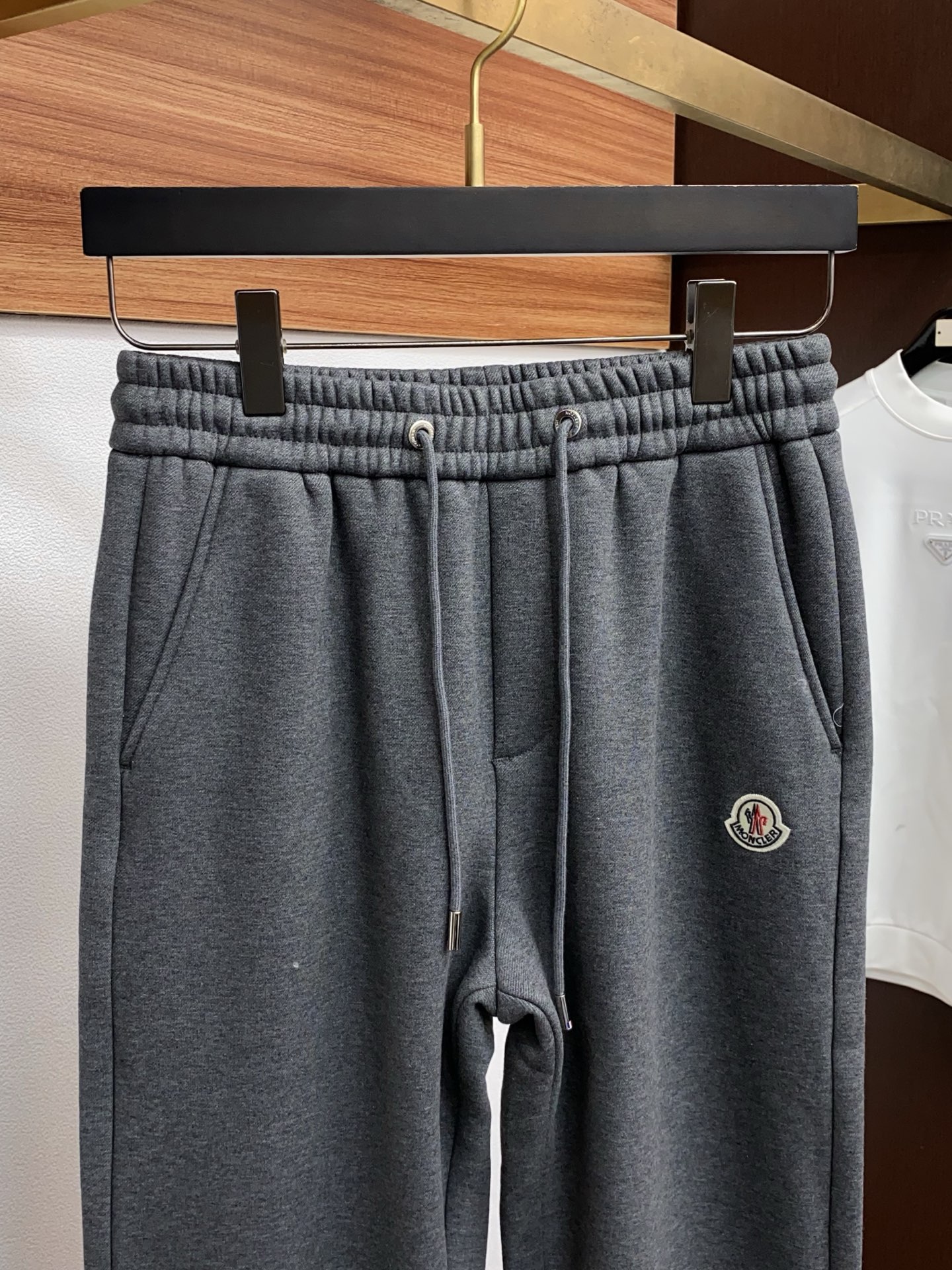 蒙口 2025 秋冬定制纯棉加绒休闲裤 干净利落剪裁，都市风十足 采用精纺面料手感软糯干爽，上身效果挺括