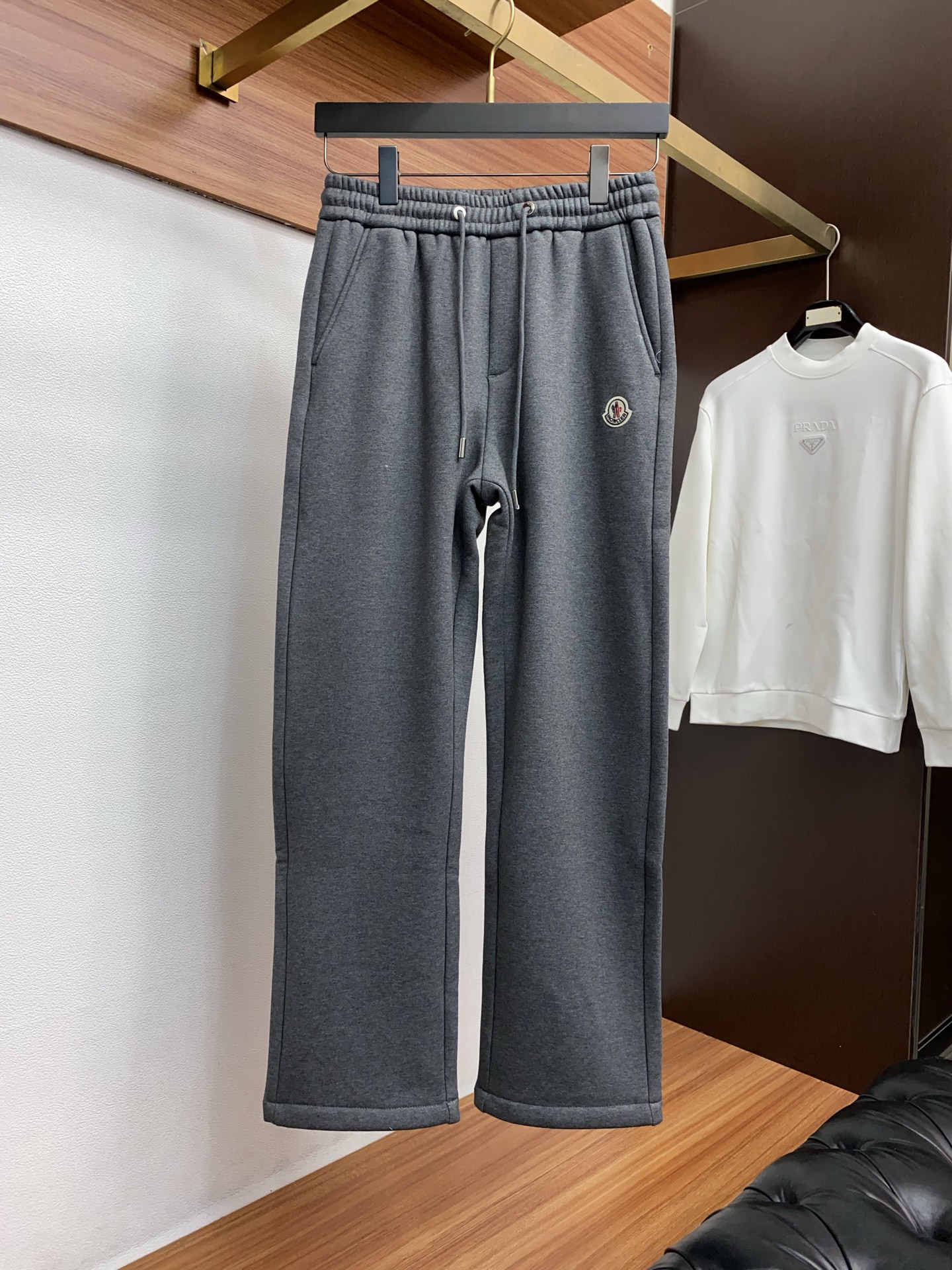 蒙口 2025 秋冬定制纯棉加绒休闲裤 干净利落剪裁，都市风十足 采用精纺面料手感软糯干爽，上身效果挺括